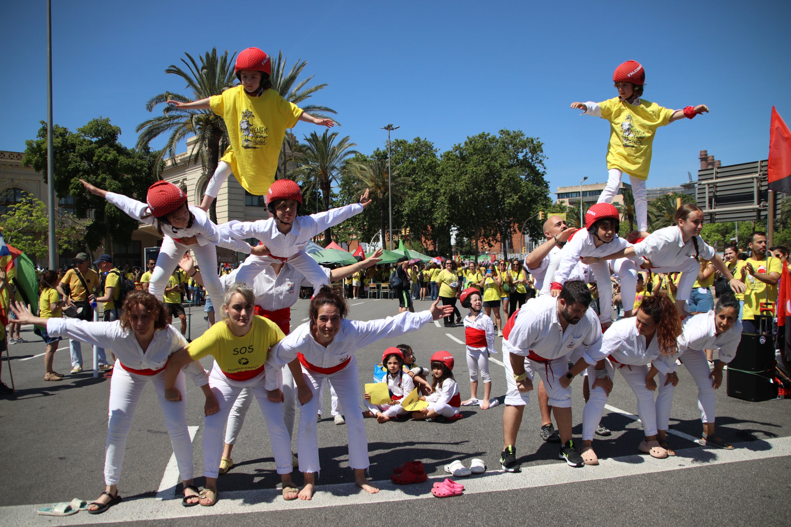 Los Falcons de Vilafranca actúan en la plaza de las Drassanes con motivo de la huelga educativa | Blanca Blay (ACN)