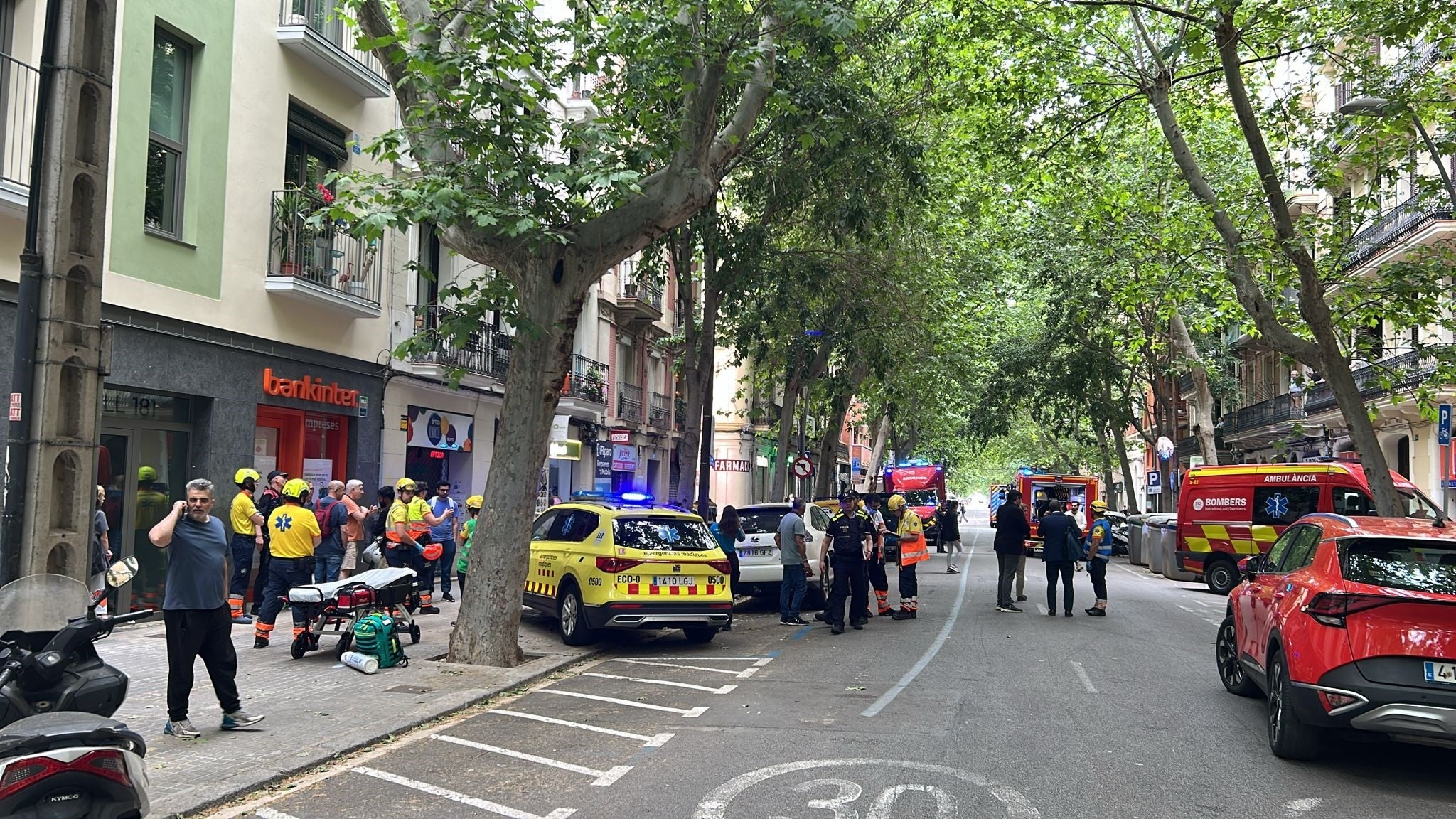 Bombers i efectius del SEM al Poblenou, on s'ha produït l'explosió d'una bombona de butà / Europa Press-David Zorrakino