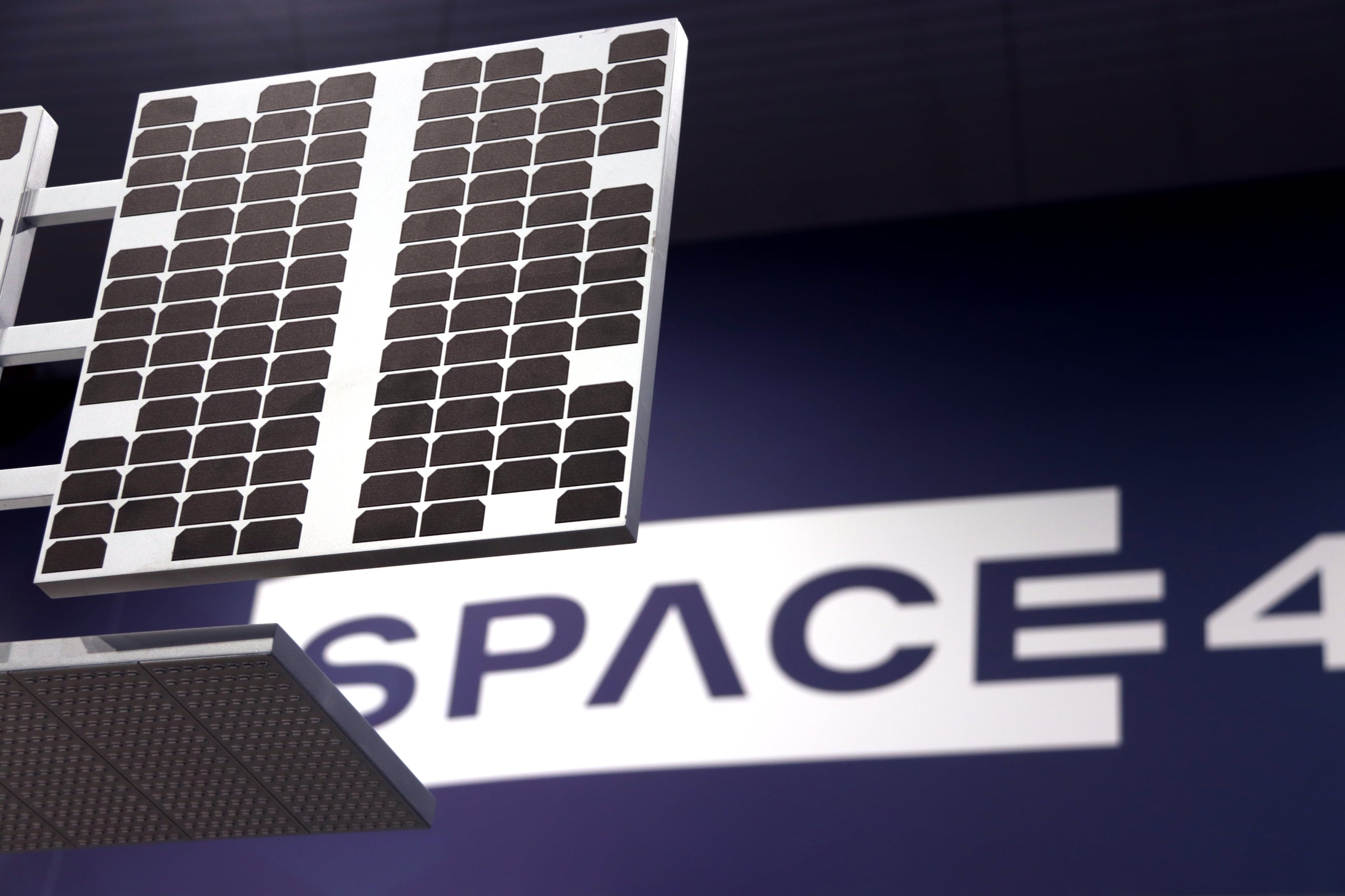 Detall d'una replica de satèl·lit exposada en un estand enfocat a la connectivitat espacial al MWC 2026 | Gerard Escaich Folch (ACN)