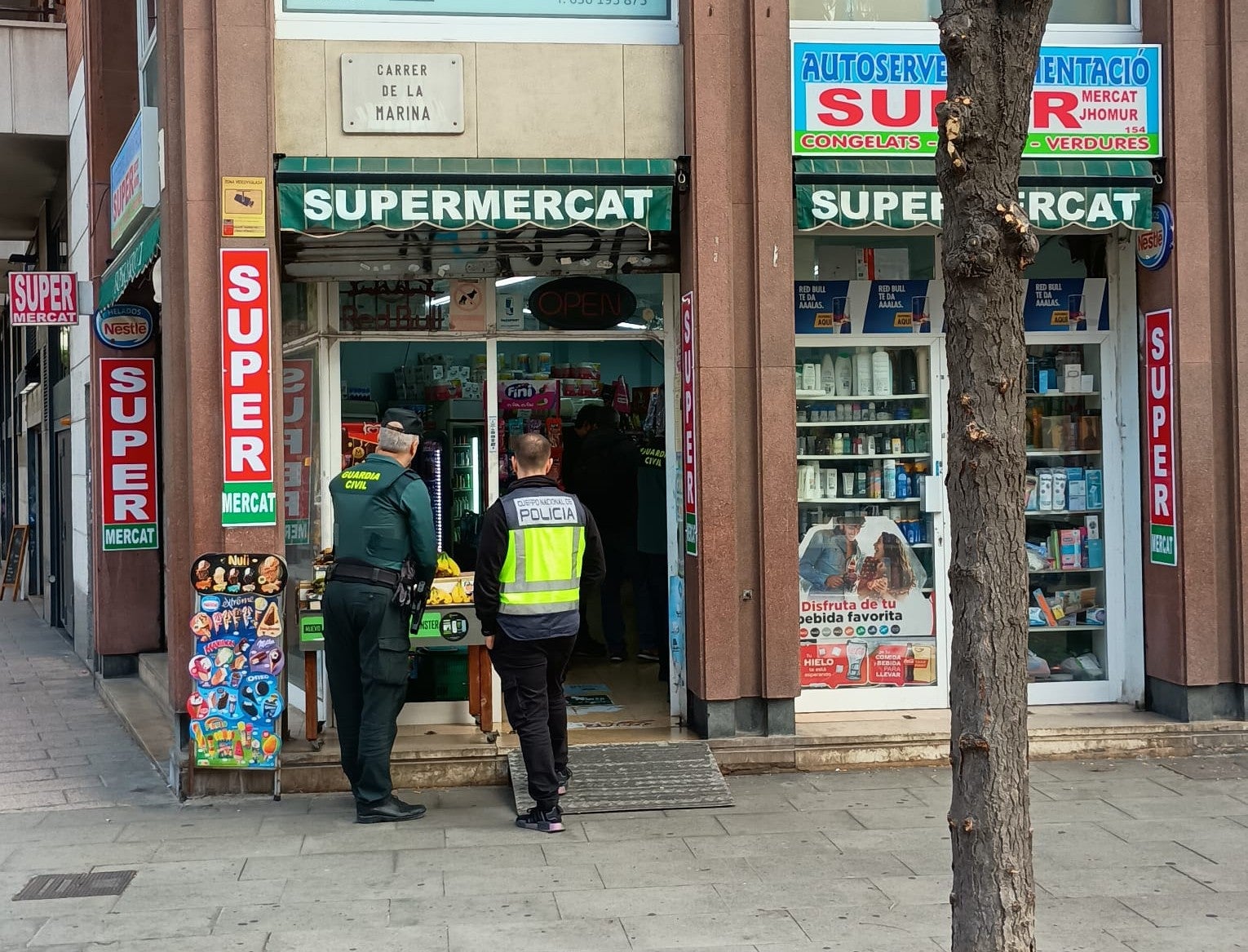Agents de policia en una inspecció per frau elèctric en un supermercat del carrer de la Marina, a Barcelona / Endesa