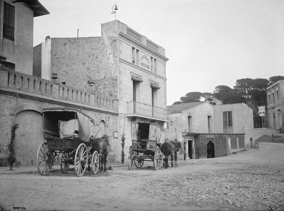 La plaça de Vallvidrera amb el restaurant Casa Trampa pels volts del 1900 / Atribuïda a Jaume Anglada (Arxiu Fotogràfic de Barcelona)