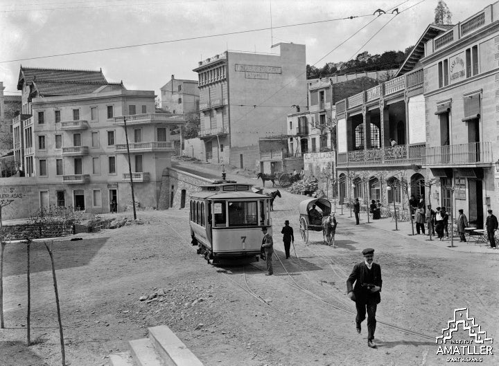 La plaza de Vallvidrera a principios de siglo XX con el restaurante Casa Trampa / Adolf Mas (Mas D-22, 1905) Institut Amatller d'Art Hispànic