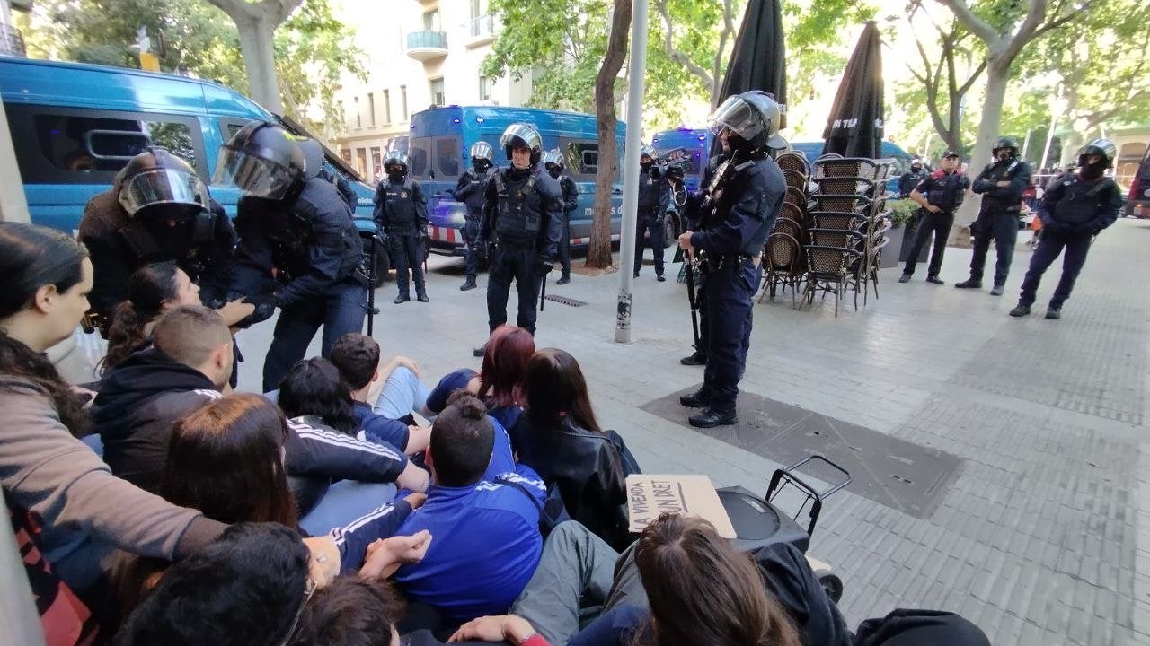 La mobilització ciutadana no ha pogut salvar la segona data de desnonament de l'Olalla i els seus tres fills menors al número 60 del carrer de Buenos Aires / Sindicat de Llogateres