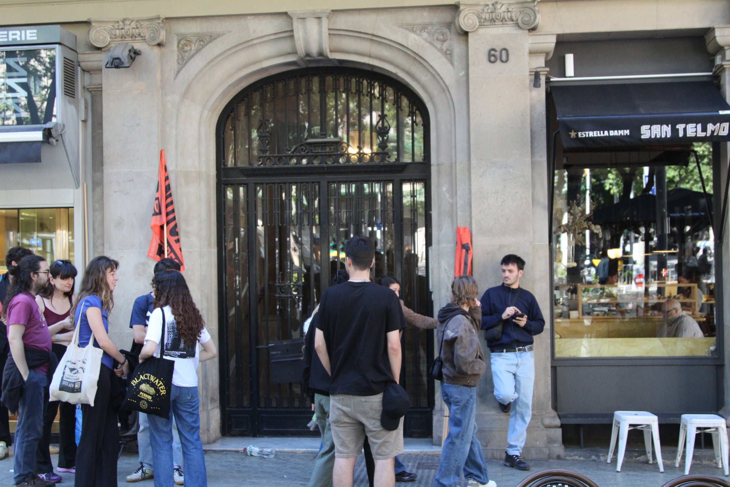 La protesta a las puertas del número 60 de la calle Buenos Aires ha conseguido aplazar una semana el desahucio de Olalla / A.R.