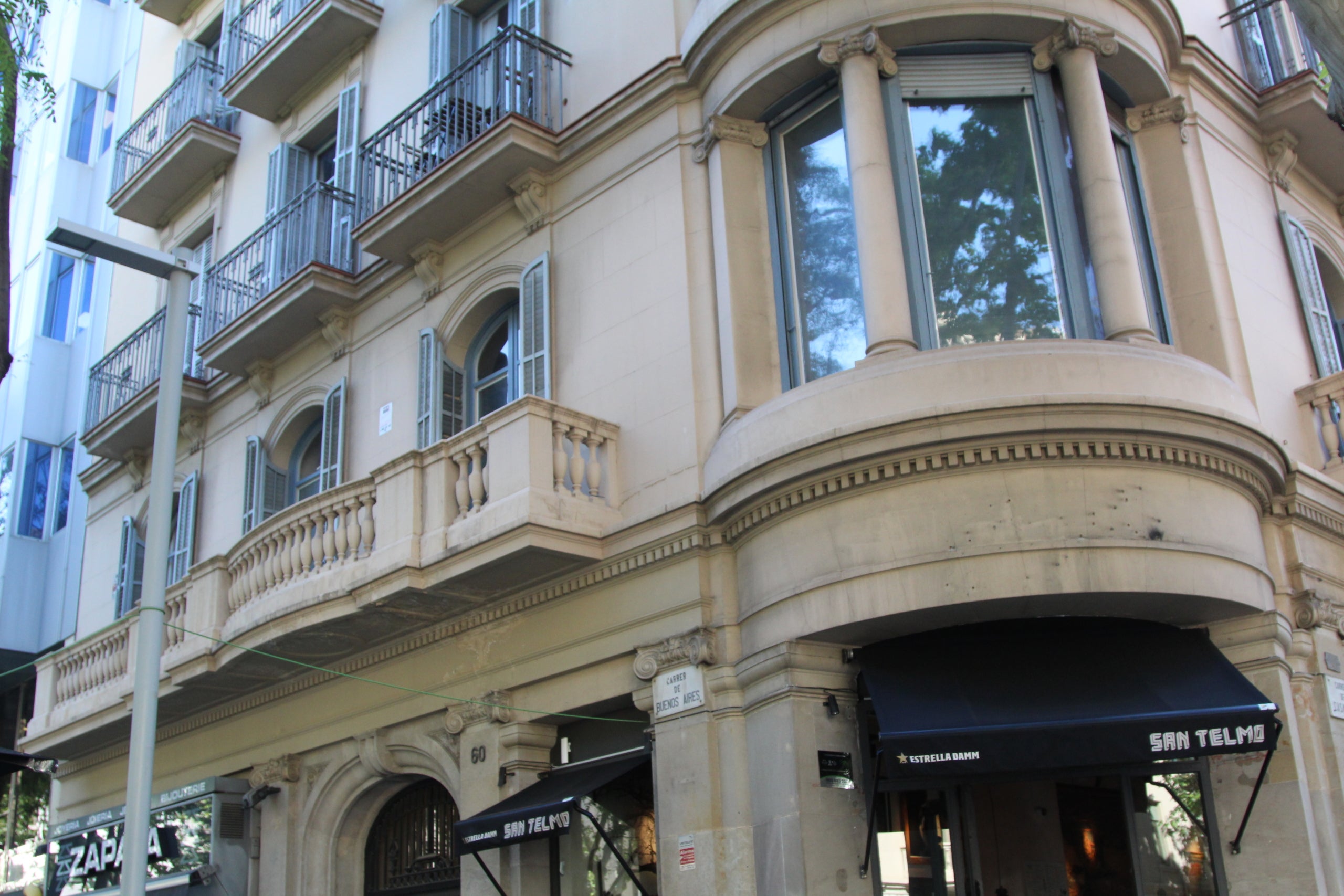 La protesta a las puertas del número 60 de la calle Buenos Aires ha conseguido aplazar una semana el desahucio de Olalla / A.R.
