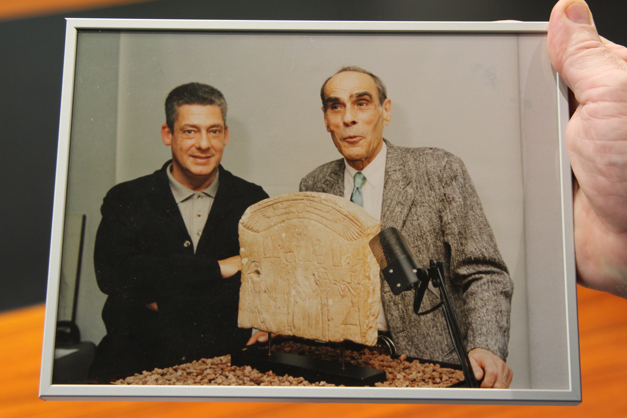 L'egiptòleg i professor universitari Jean Yoyotte acompanyat de Jordi Clos Llombart, fundador del Museu Egipci de Barcelona, en una imatge de finals dels noranta / A.R.