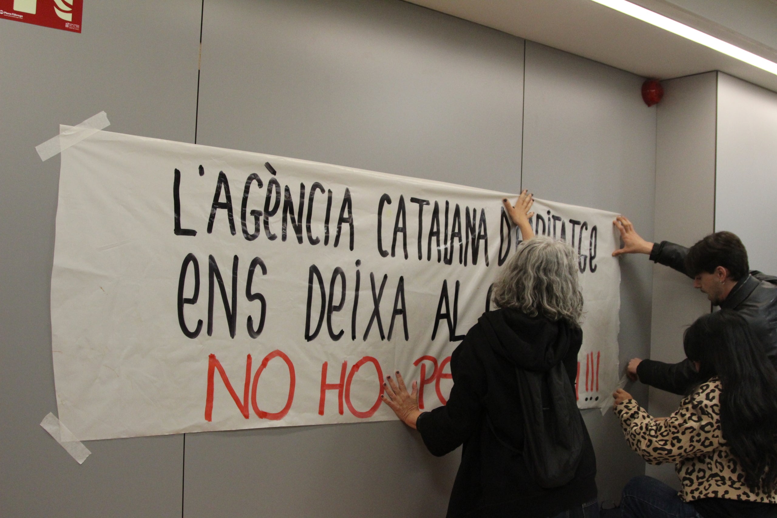 Diferents entitats prohabitatge protesten a la seu de l’Agència de l’Habitatge de Catalunya per aturar una desena de desnonaments de pisos públics / A.R.
