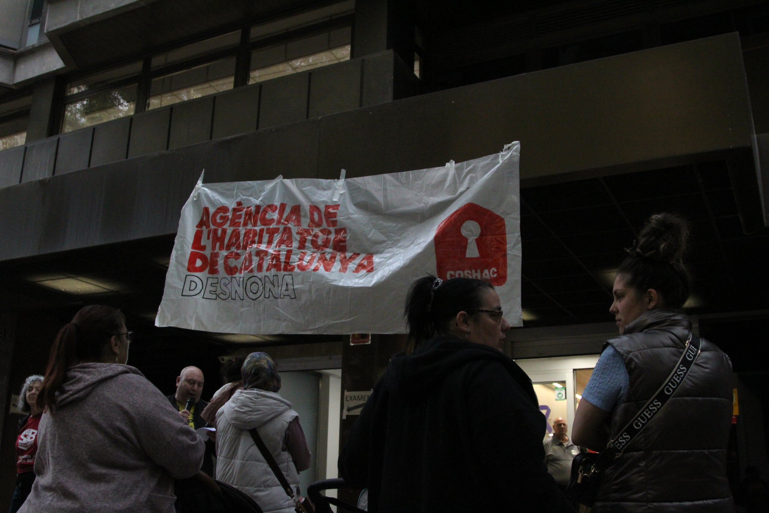 Diferents entitats prohabitatge protesten a la seu de l’Agència de l’Habitatge de Catalunya per aturar una desena de desnonaments de pisos públics / A.R.