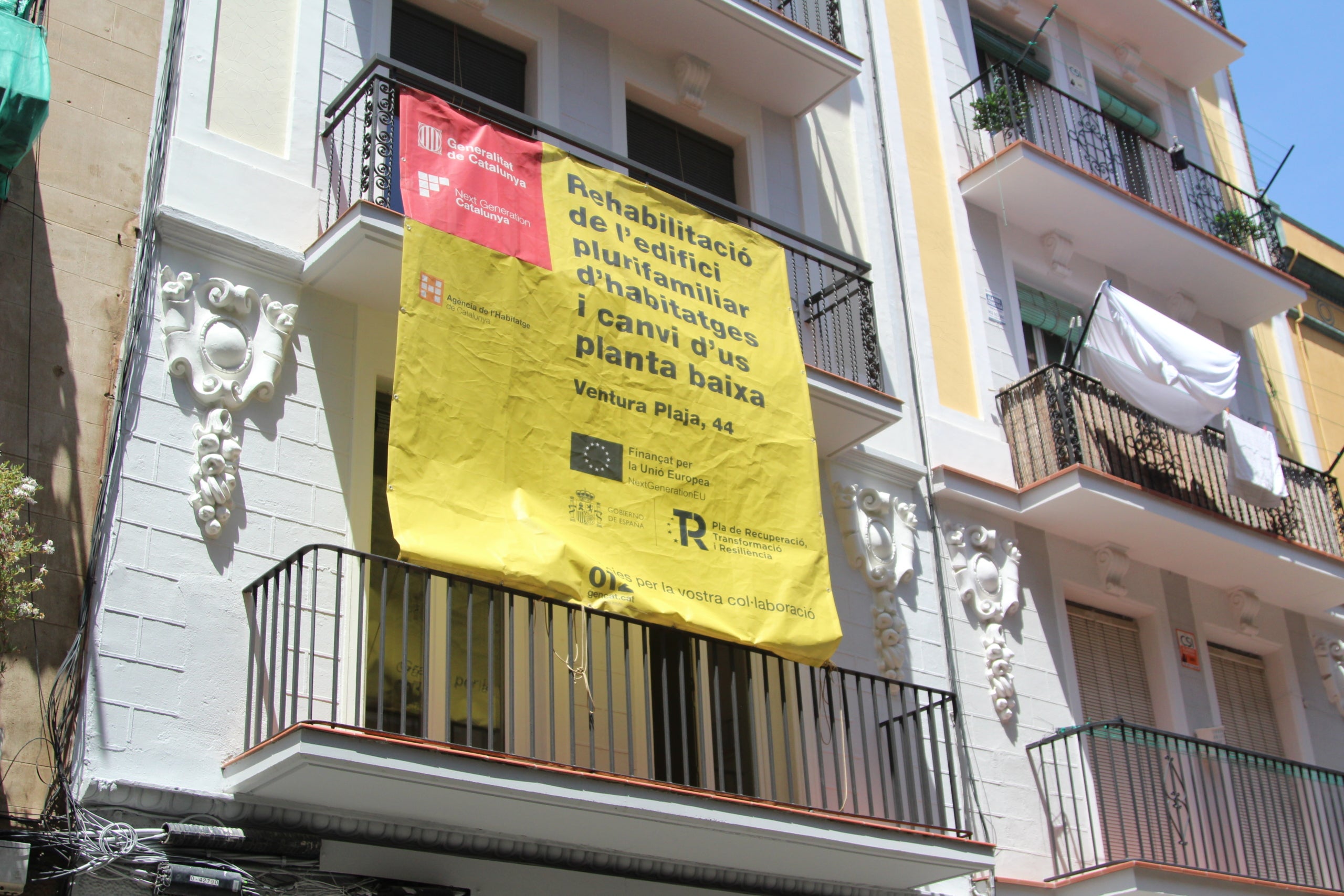 L'Ali Maassou vivia fins al 2024 amb la seva família en un pis al número 44 del carrer de Ventura Plaja, a Sants-Badal, on va rebre amenaces / A.R.