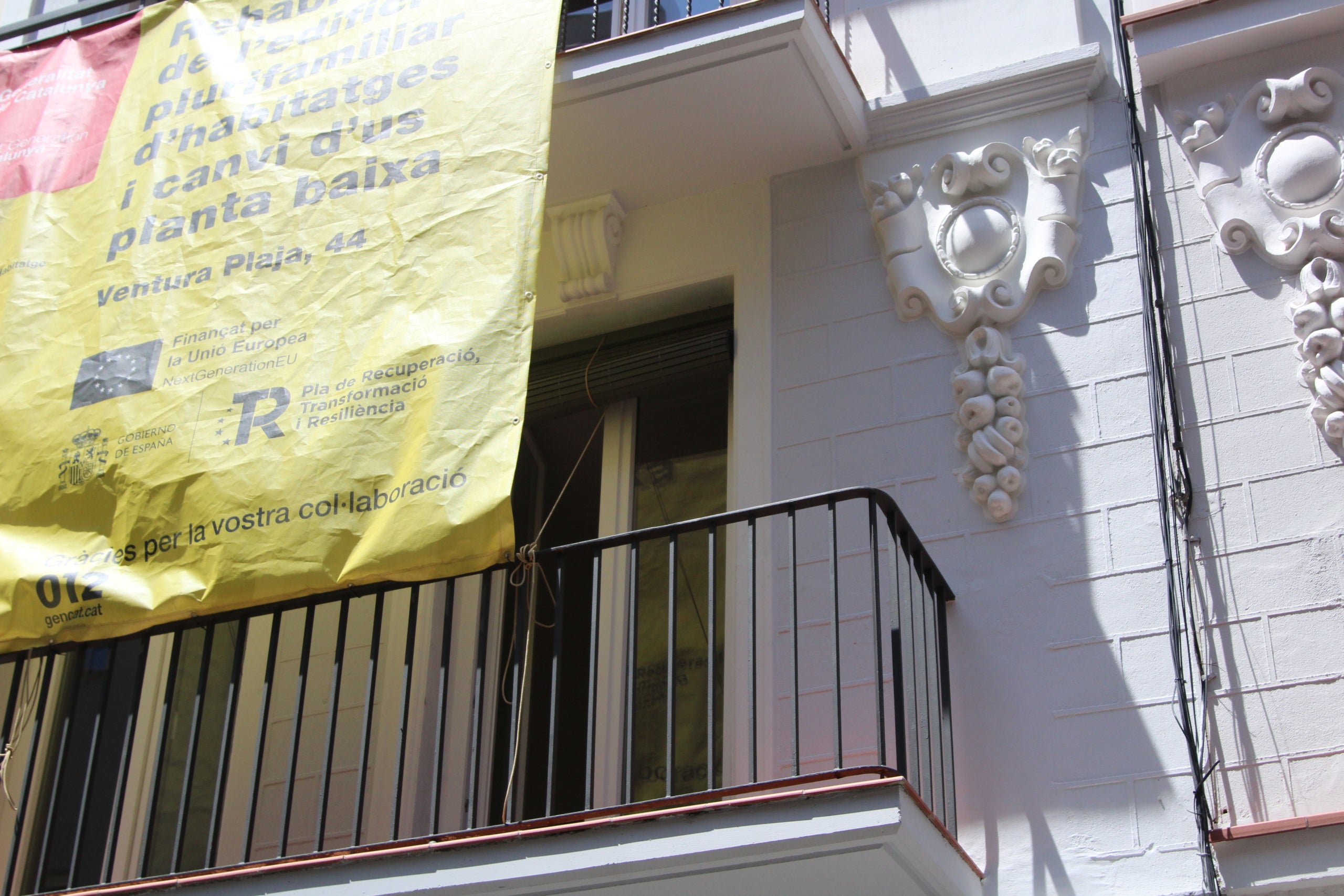 L'Ali Maassou vivia fins al 2024 amb la seva família en un pis al número 44 del carrer de Ventura Plaja, a Sants-Badal, on va rebre amenaces / A.R.