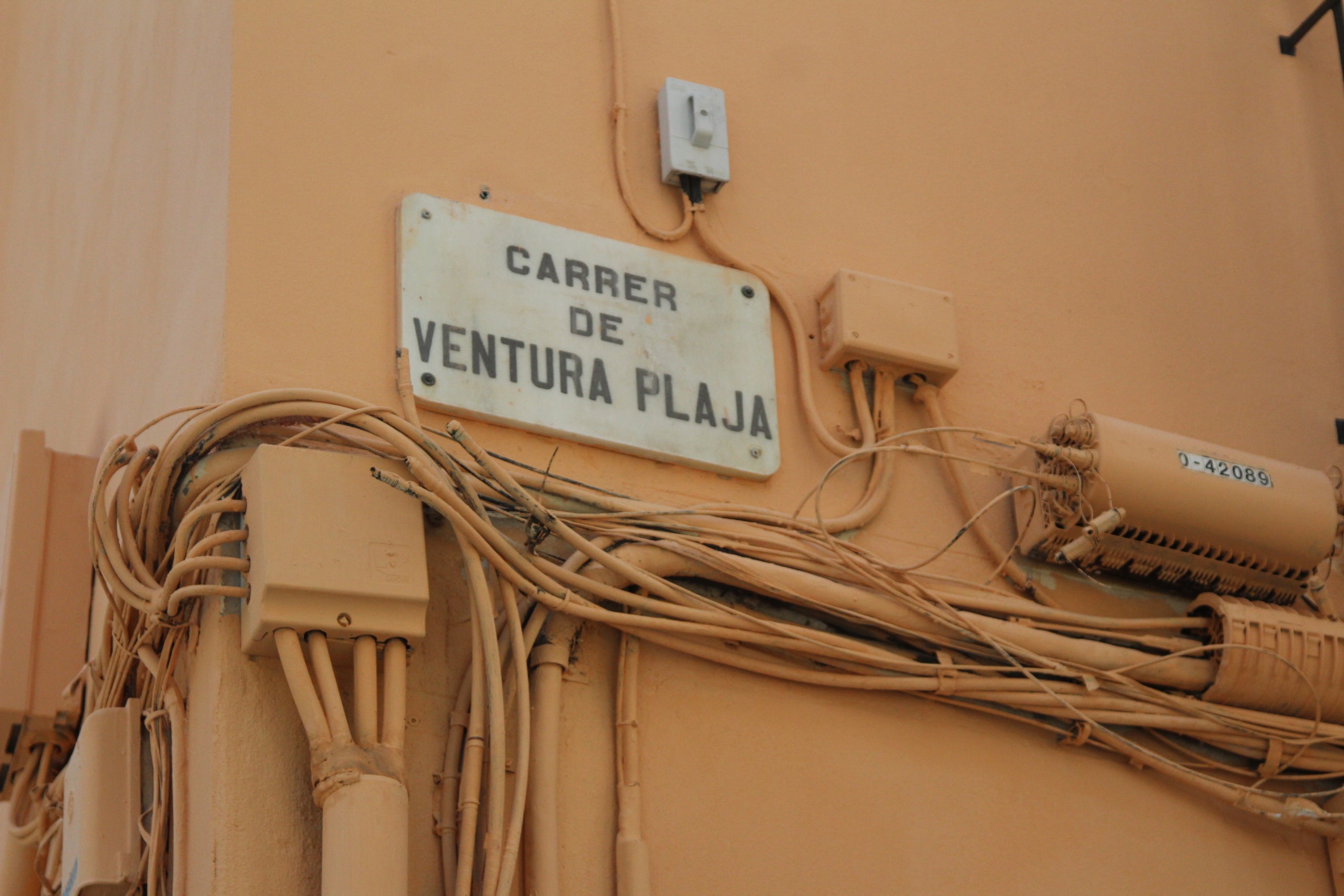 L'Ali Maassou vivia fins al 2024 amb la seva família en un pis al número 44 del carrer de Ventura Plaja, a Sants-Badal, on va rebre amenaces / A.R.