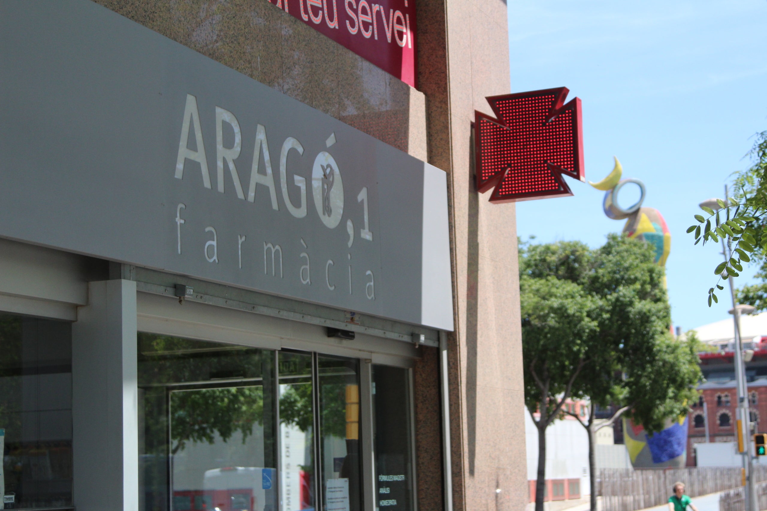 La farmàcia Aragó 1 està ubicada a la cruïlla entre el carrer de Tarragona i el d'Aragó i pot presumir de ser el primer comerç d'aquest segon / A.R.