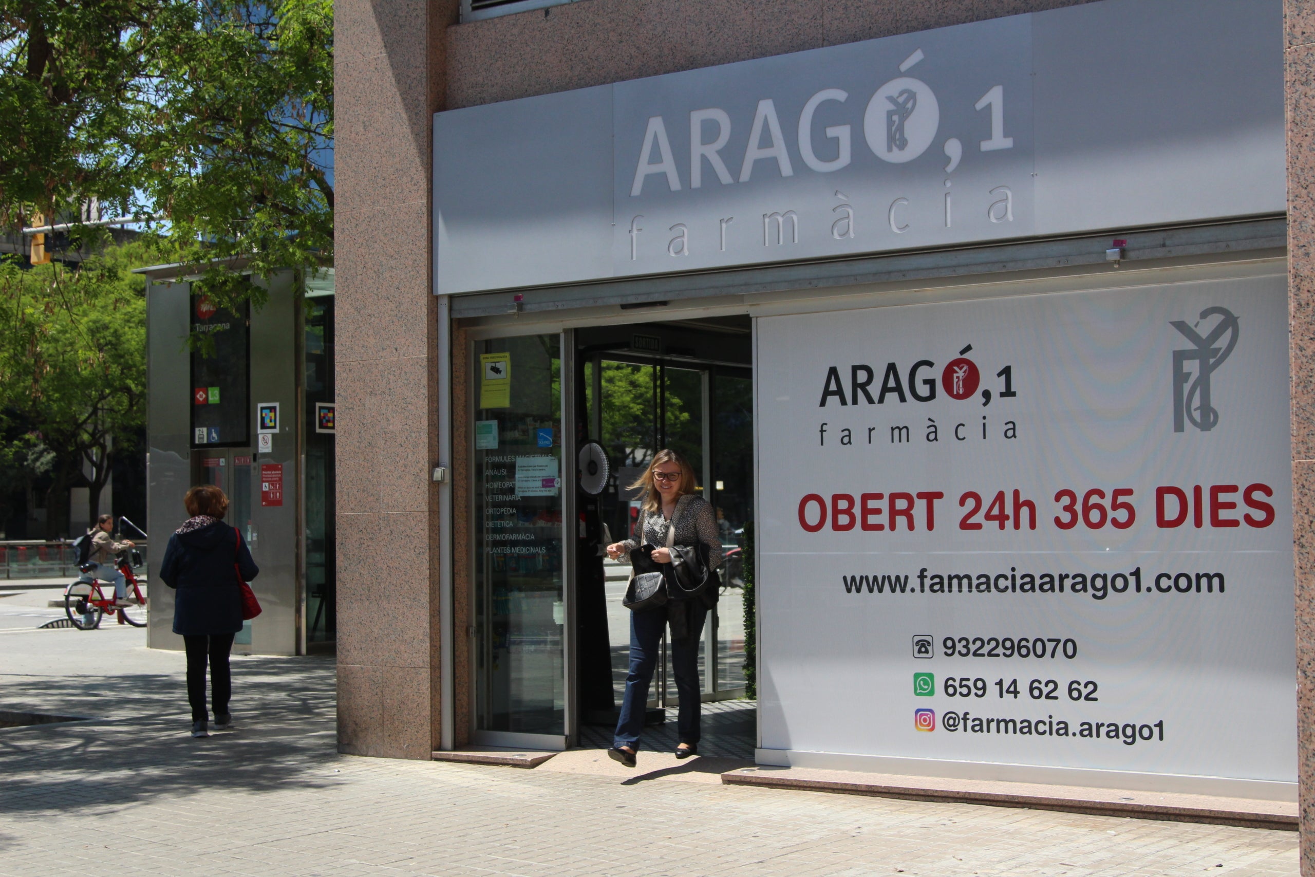 La farmàcia Aragó 1 està ubicada a la cruïlla entre el carrer de Tarragona i el d'Aragó i pot presumir de ser el primer comerç d'aquest segon / A.R.