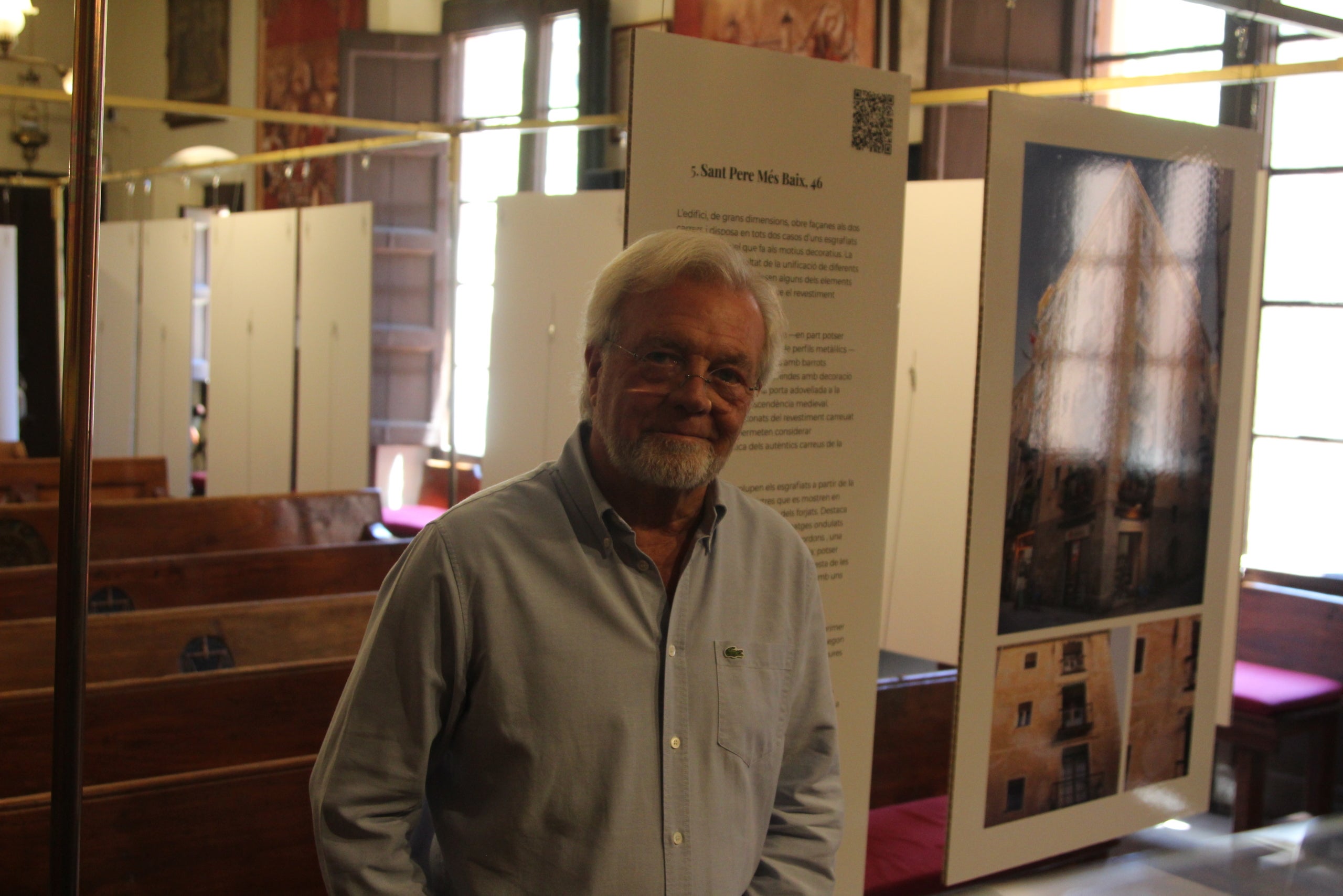 Francesc Sendil, president l'Associació Antic Gremi Revenedors 1447, ens guia per l'exposició d'esgrafiats barrocs / A.R.