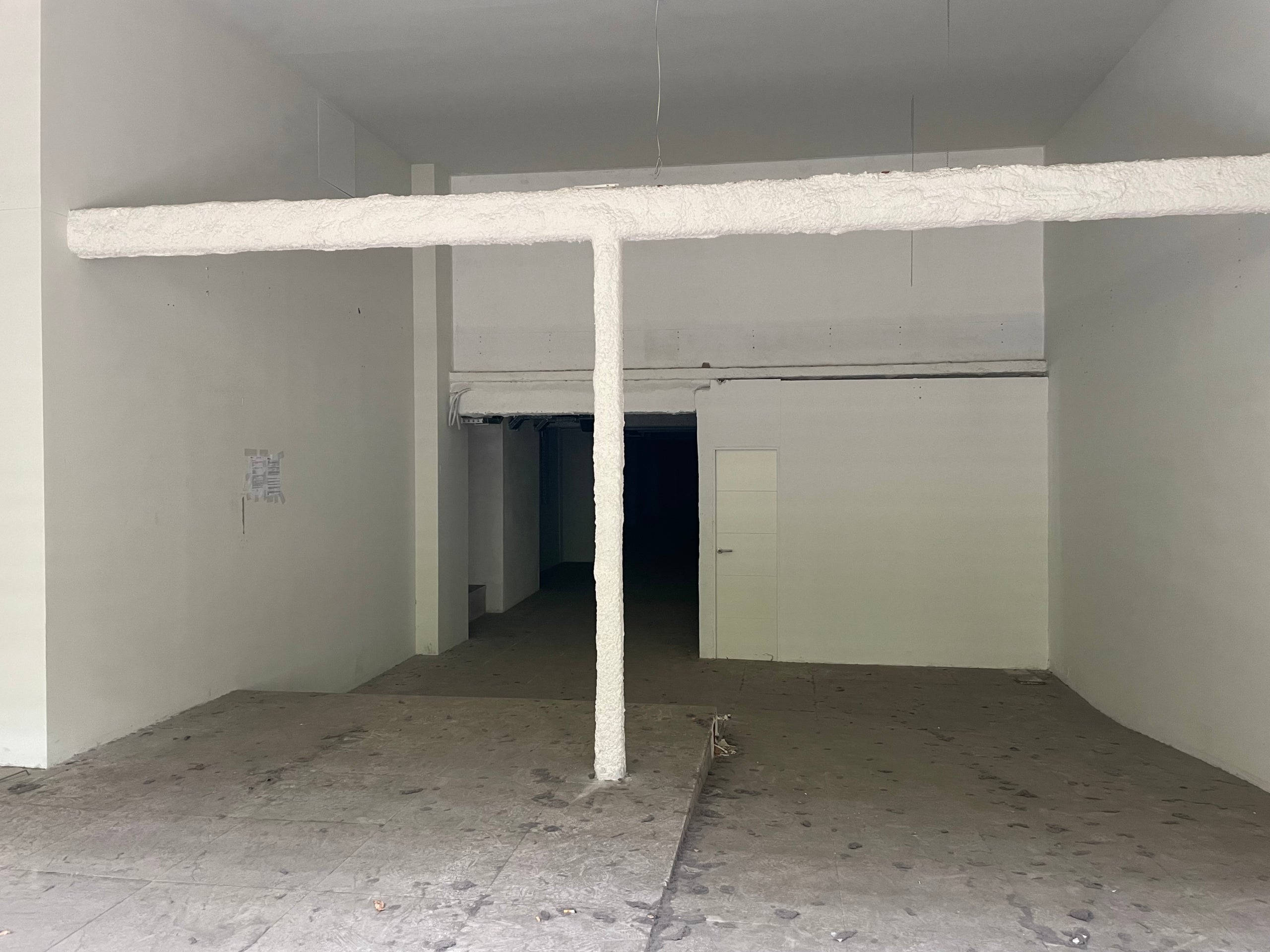 Aspecte actual dels baixos de la Casa Heribert Pons, on des de l'estiu del 2024 i fins a finals d'octubre del mateix any hi havia un supermercat 24 hores / A.R.