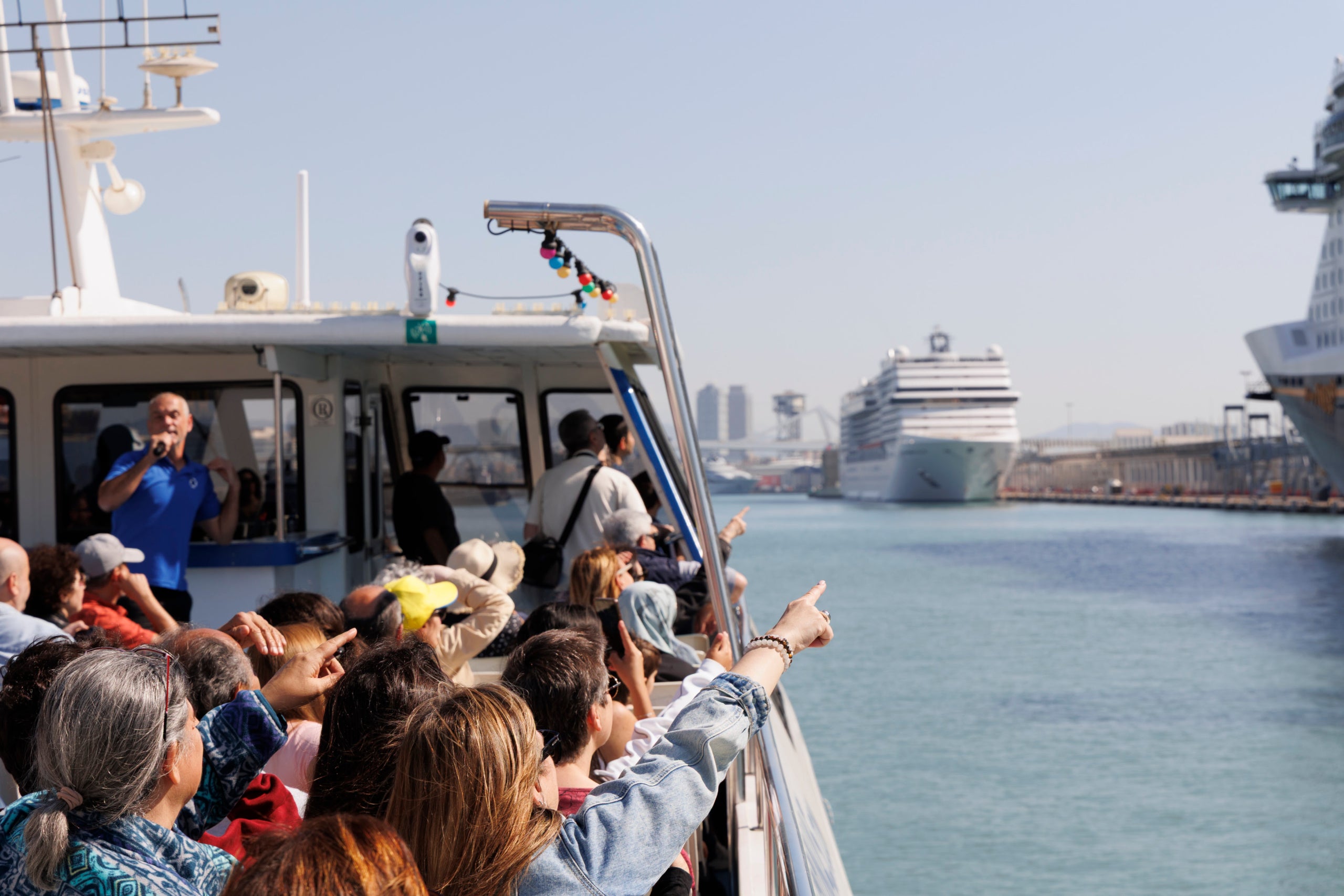 Visitants, durant un viatge en vaixell, en les jornades de portes obertes del 2025 / Port de Barcelona