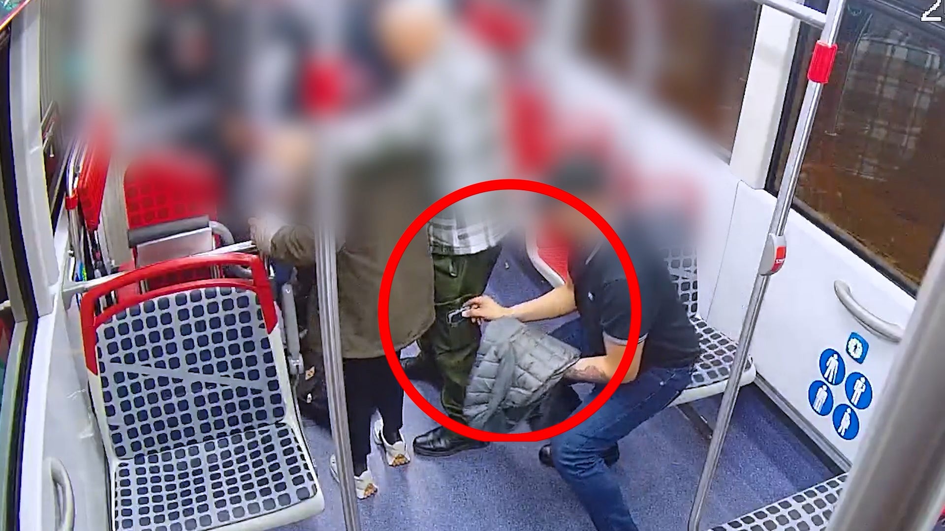 Un lladre en un bus de TMB durant un furt a dues persones grans, capturat per les càmeres / Mossos 