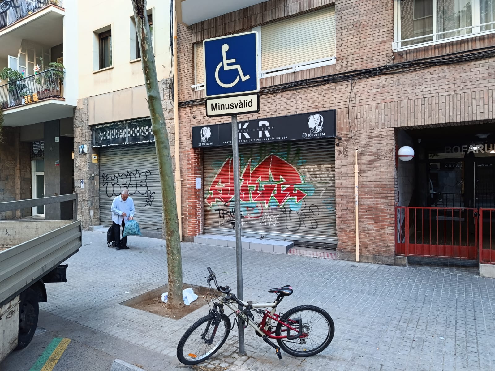 La plaça d'estacionament, amb la paraula minusvàlid, al barri de Navas / Jordi Subirana 