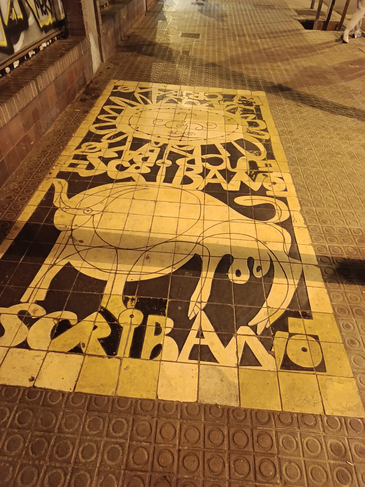 El mosaic del carrer de Muntaner, amb el cognom Escribano, a l'Eixample / Jordi Subirana 
