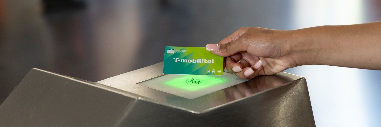 Un usuari entra amb una targeta de la T-Mobilitat al metro / ATM