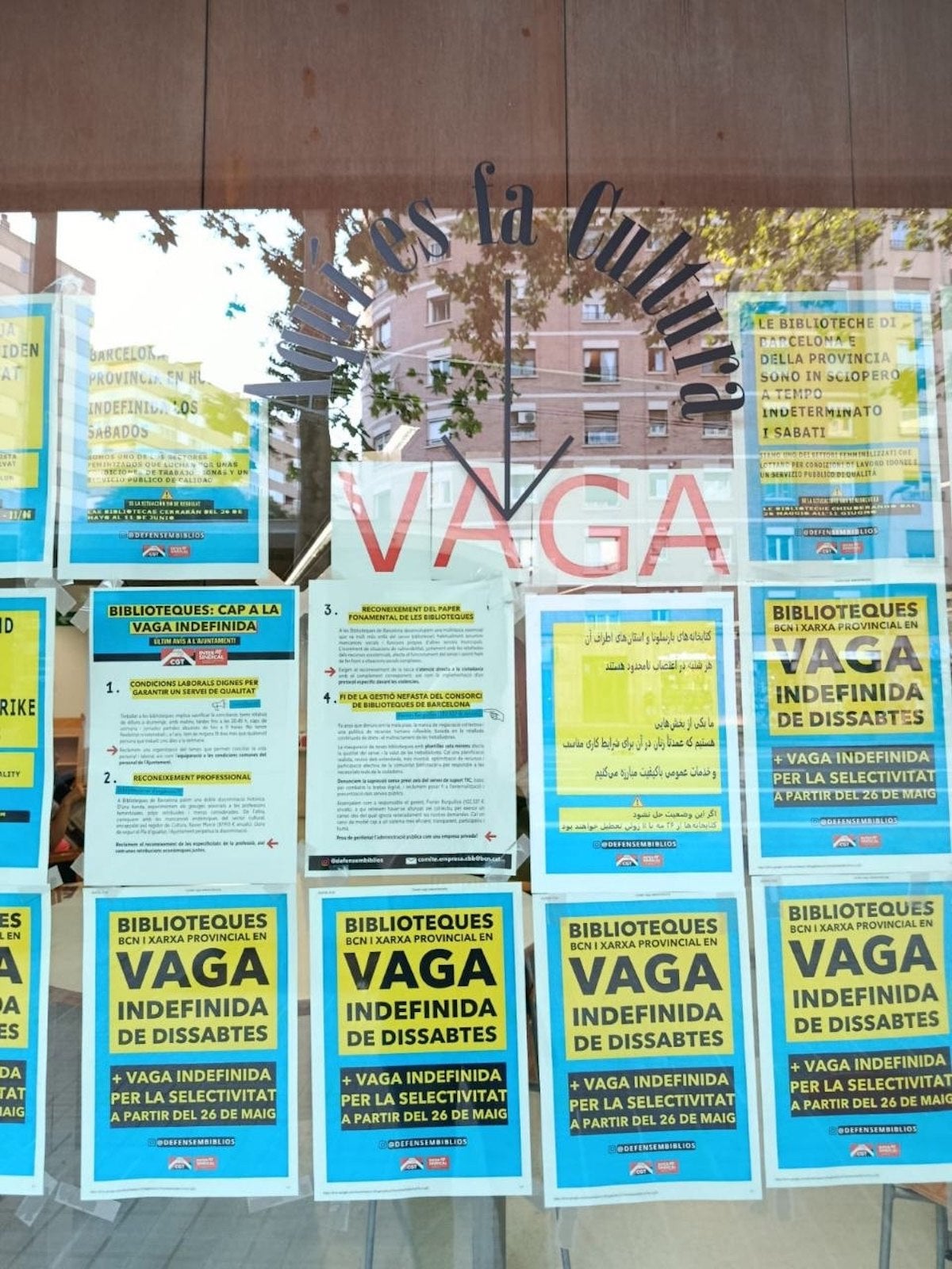Rètols de la vaga indefinida en una biblioteca de Barcelona / Xarxa X-Defensem Biblioteques de Barcelona