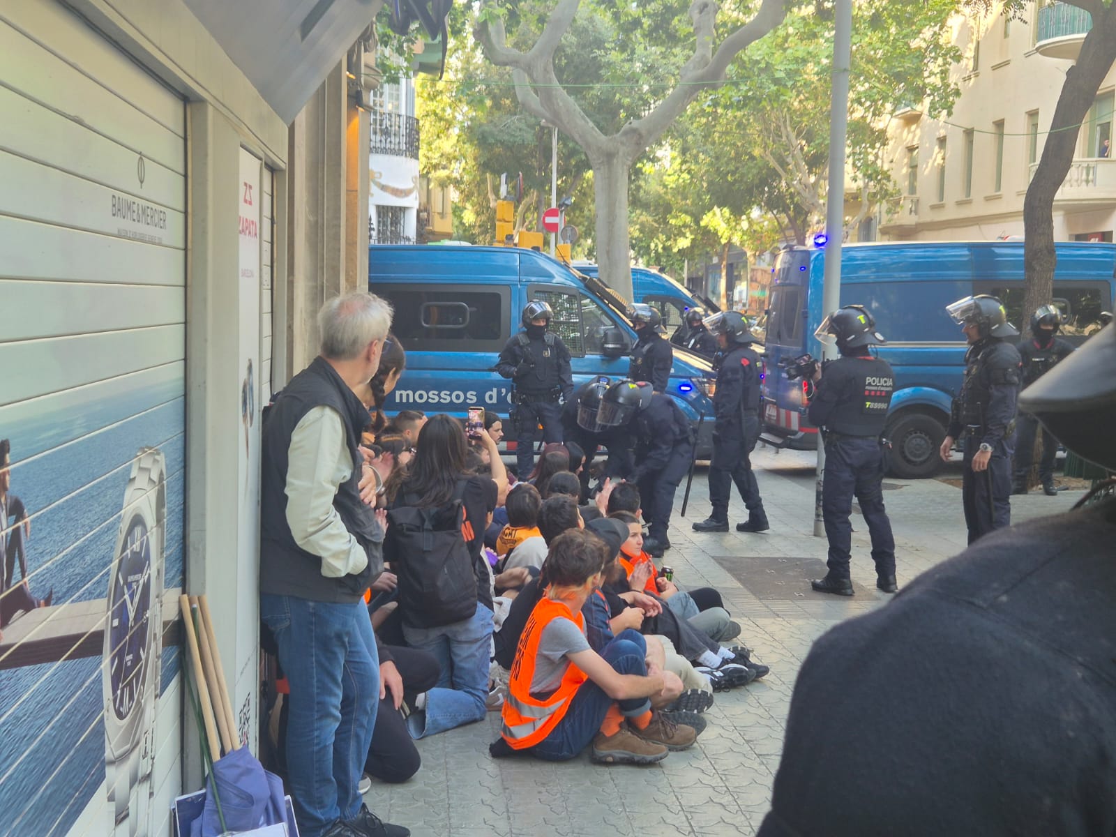 La mobilització ciutadana no ha pogut salvar la segona data de desnonament de l'Olalla i els seus tres fills menors al número 60 del carrer de Buenos Aires / Sindicat de Llogateres