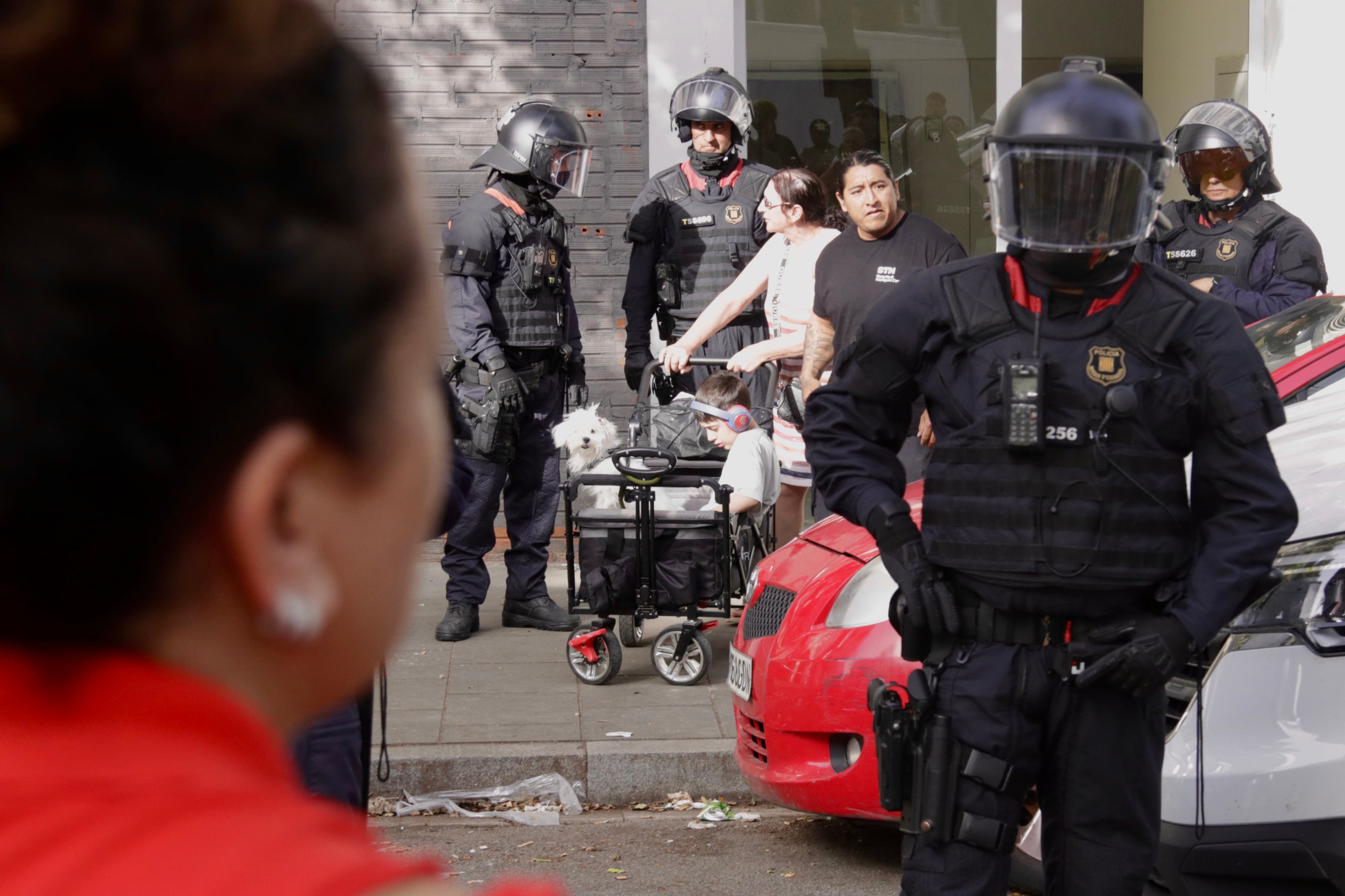 Veïns desallotjats als Blocs de la Mina. | Jordi Pujolar (ACN)