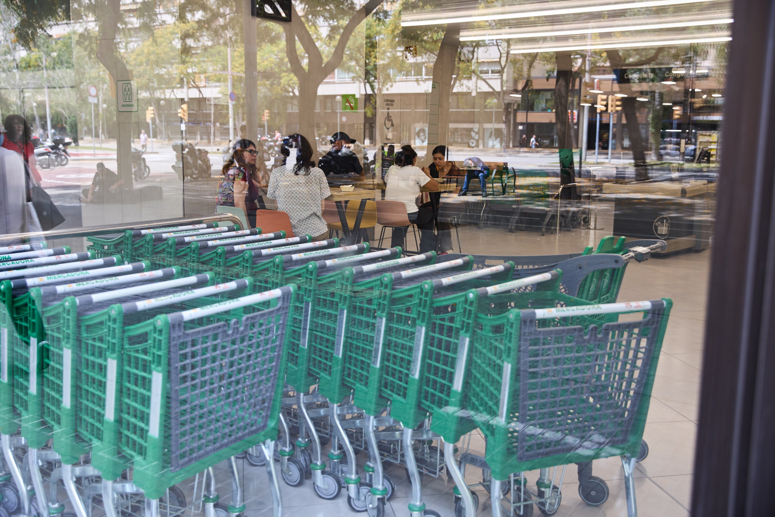 Un supermercat de Mercadona a Barcelona amb un espai per menjar / Arnau Dalmases-Gremi de Restauració