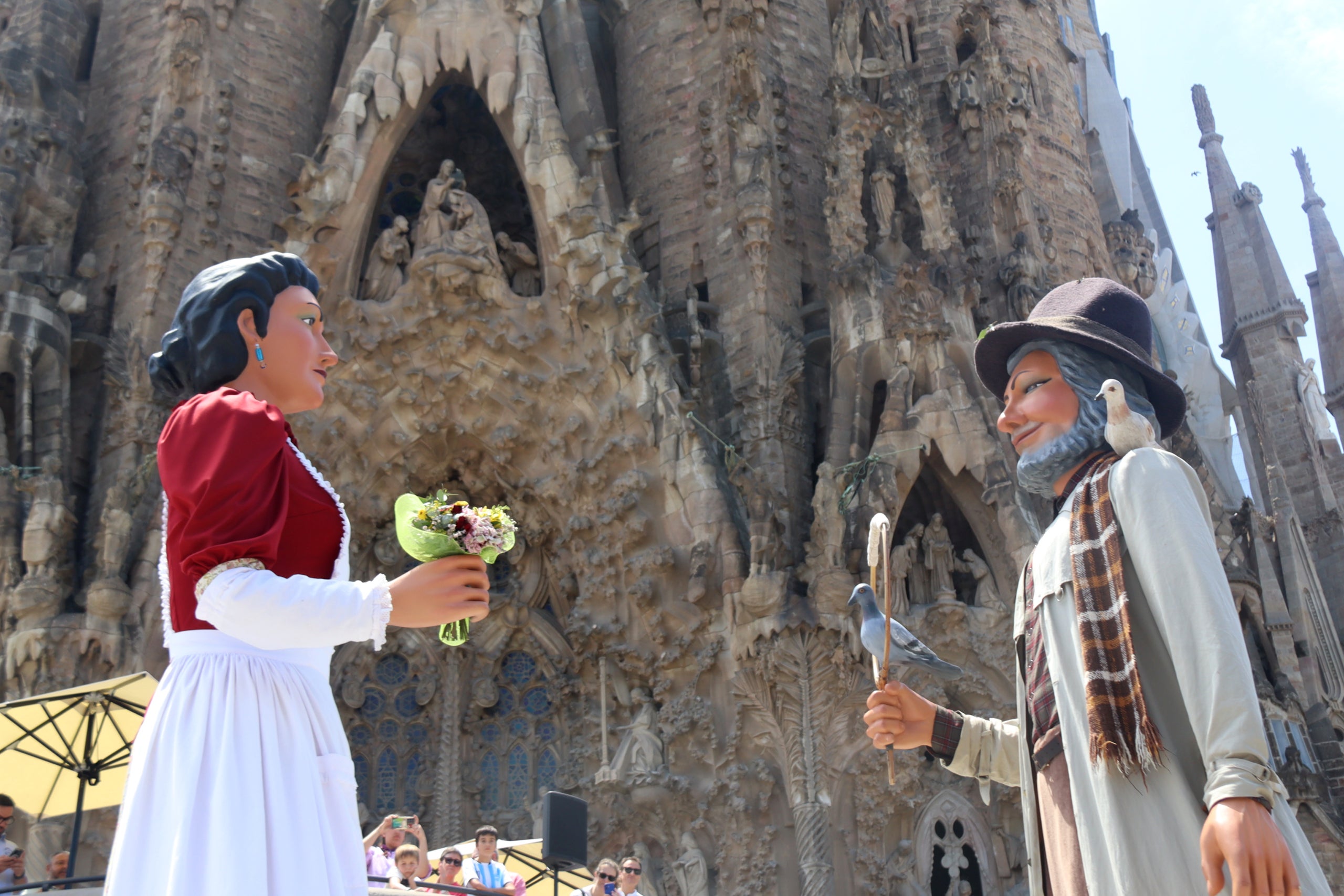 Una cercavila de cultura popular amb colles de gegants i capgrossos ha recorregut la ciutat per celebrar la inauguració de la torre de Jesús / Nico Tomás (ACN)