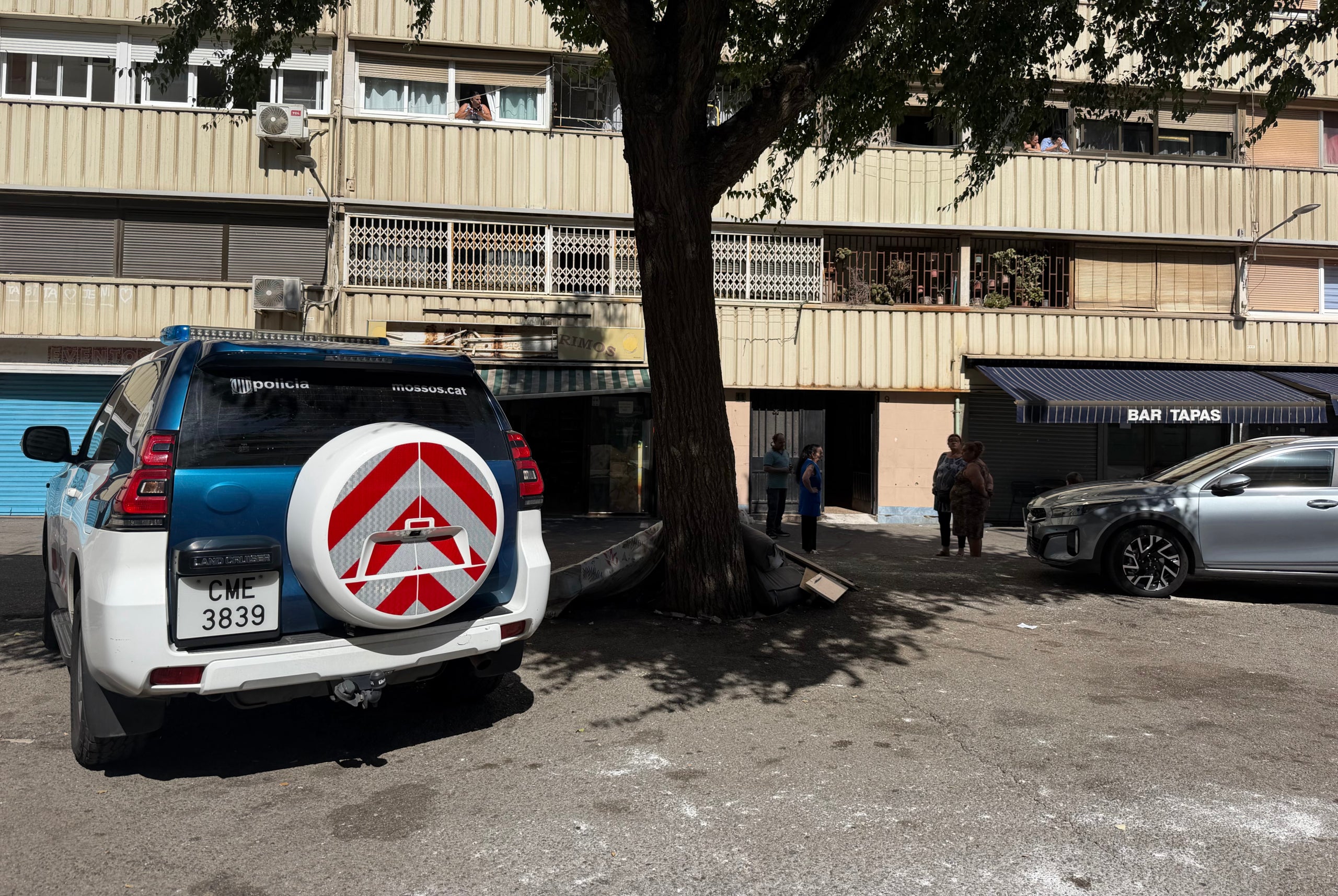 Els Mossos d’Esquadra davant l’edifici de Sant Adrià de Besòs on ha aparegut un nadó mort. | Gemma Sánchez (ACN)