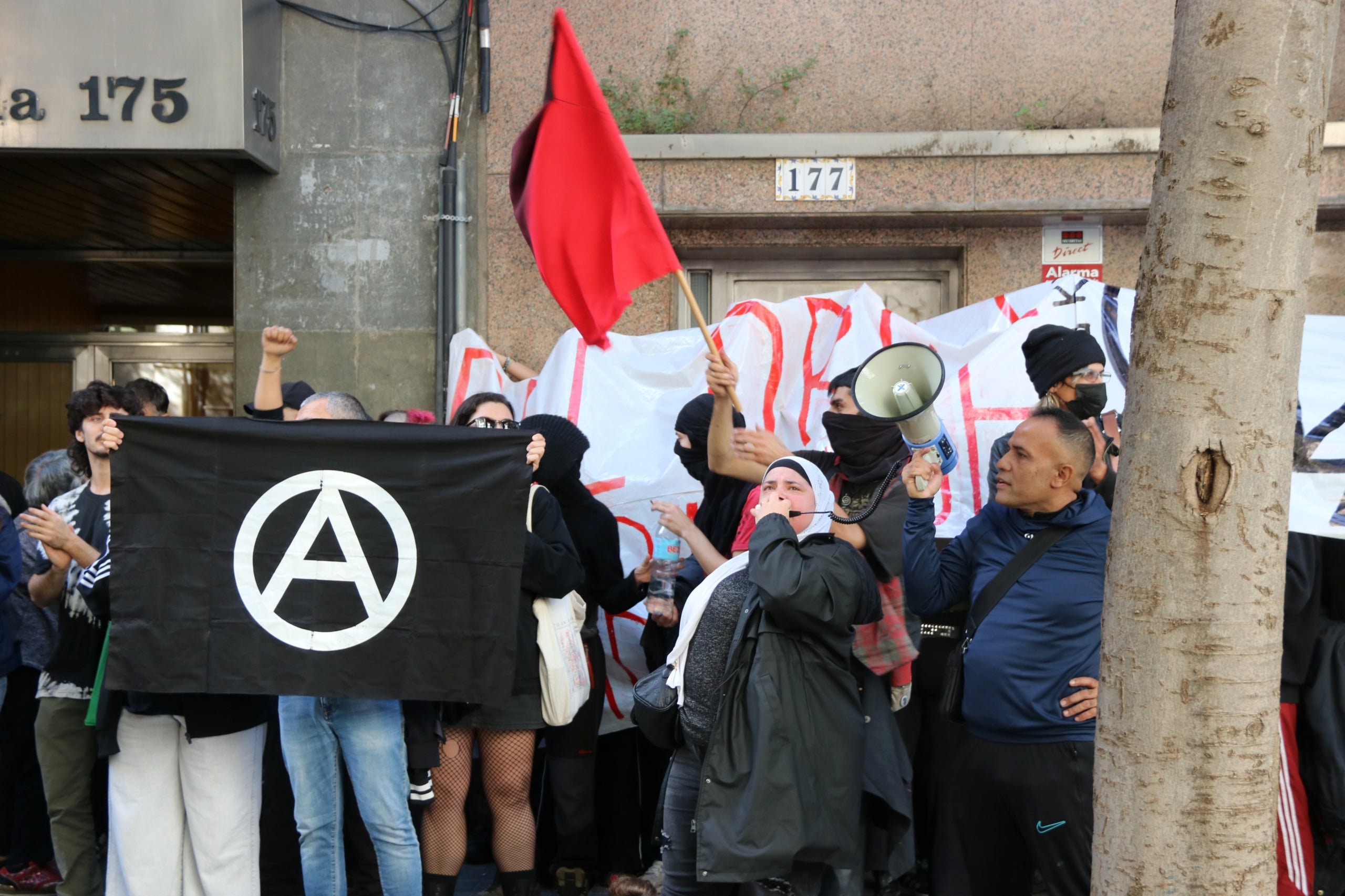 Els manifestants intenten accedir al bloc ubicat al carrer Calàbria número 177 / ACN
