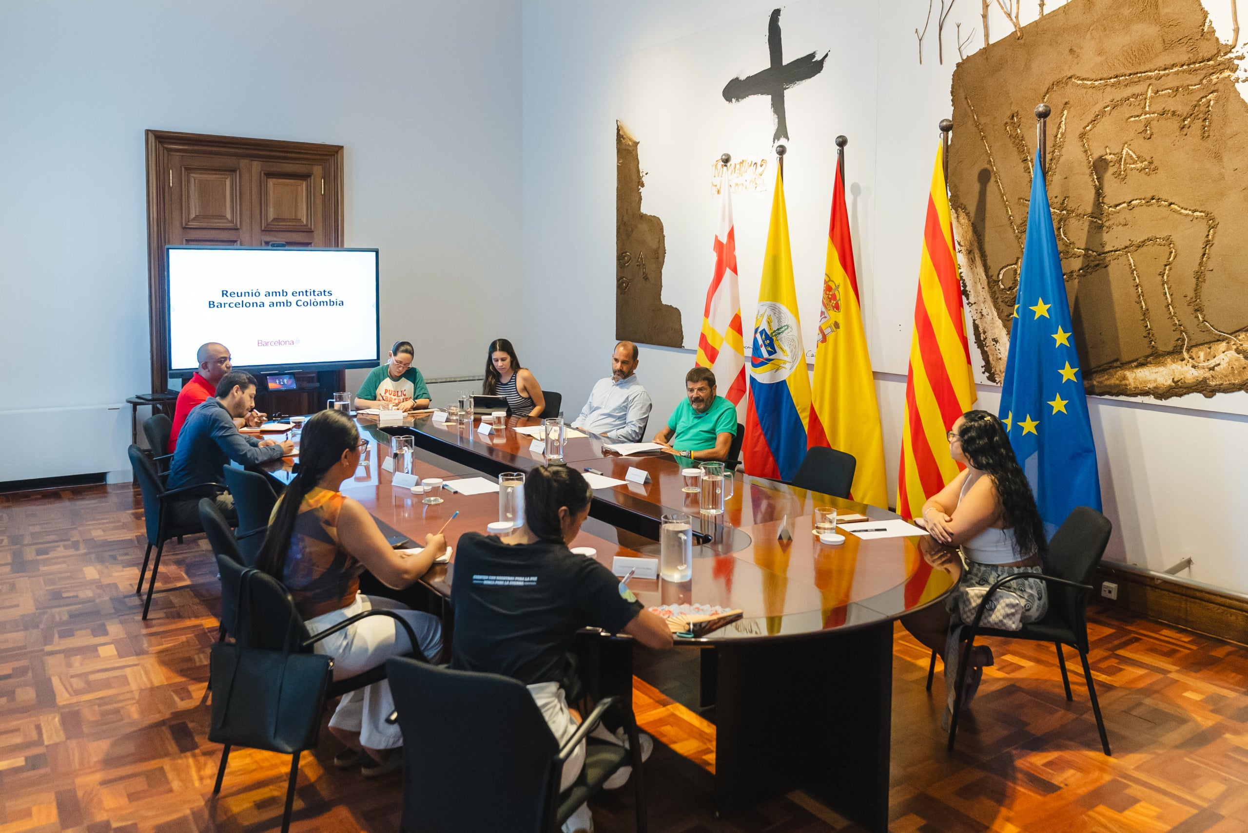 Imatge de la reunió del tinent d’alcaldia de l’Àrea de Prevenció, Seguretat i Convivència, Albert Batlle; i el comissionat de Relacions Ciutadanes i Diversitat Cultural i Religiosa, Richard Sánchez, amb entitats colombianes de la ciutat | Ajuntament de Barcelona