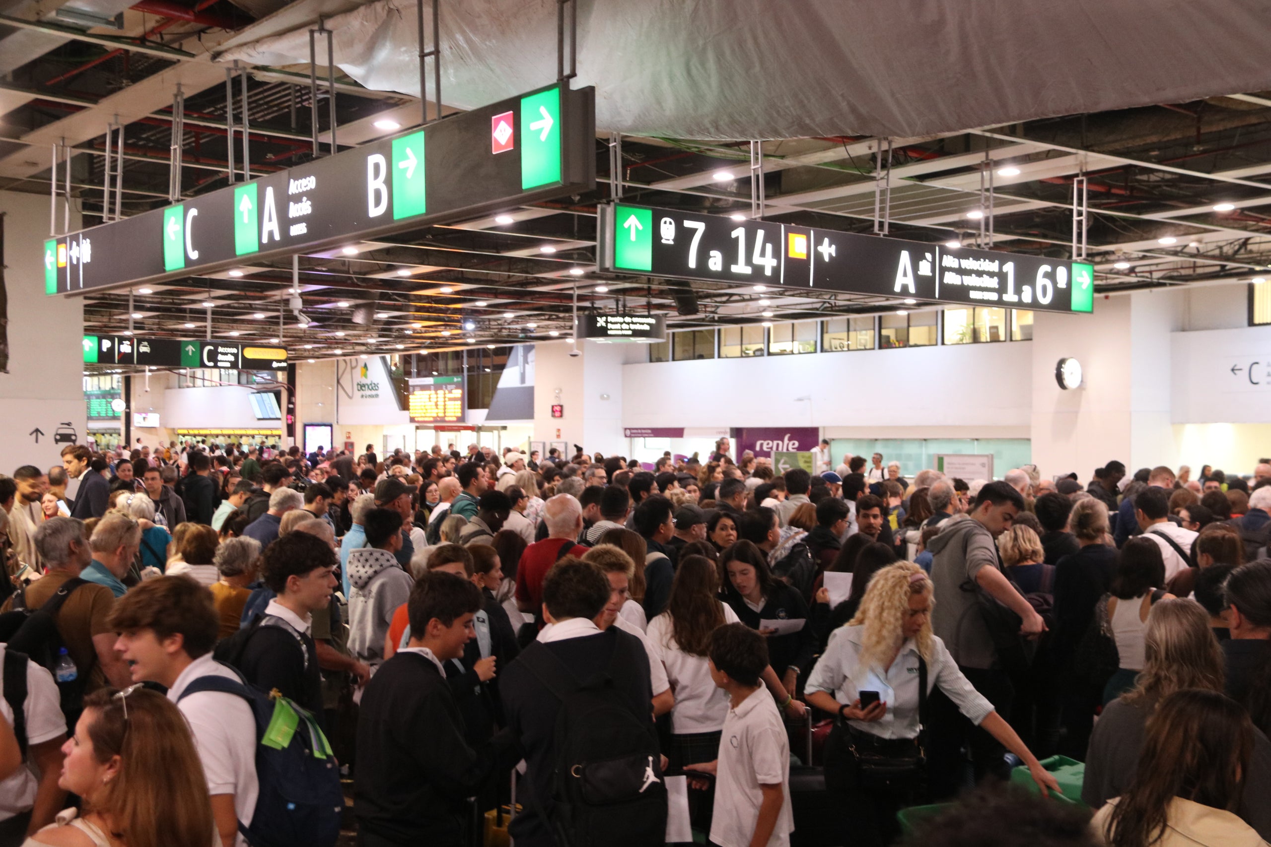 Persones a l'estació de Sants fora dels accessos als AVE | ñaki Martinez Azpiroz (ACN)