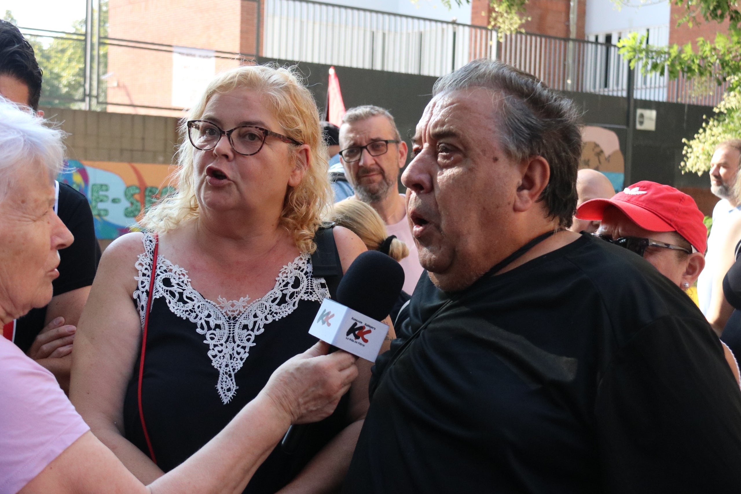 La germana i el cunyat de Montse Aguilar, la treballadora de la neteja que va morir l'any passat / ACN-Irene Reina