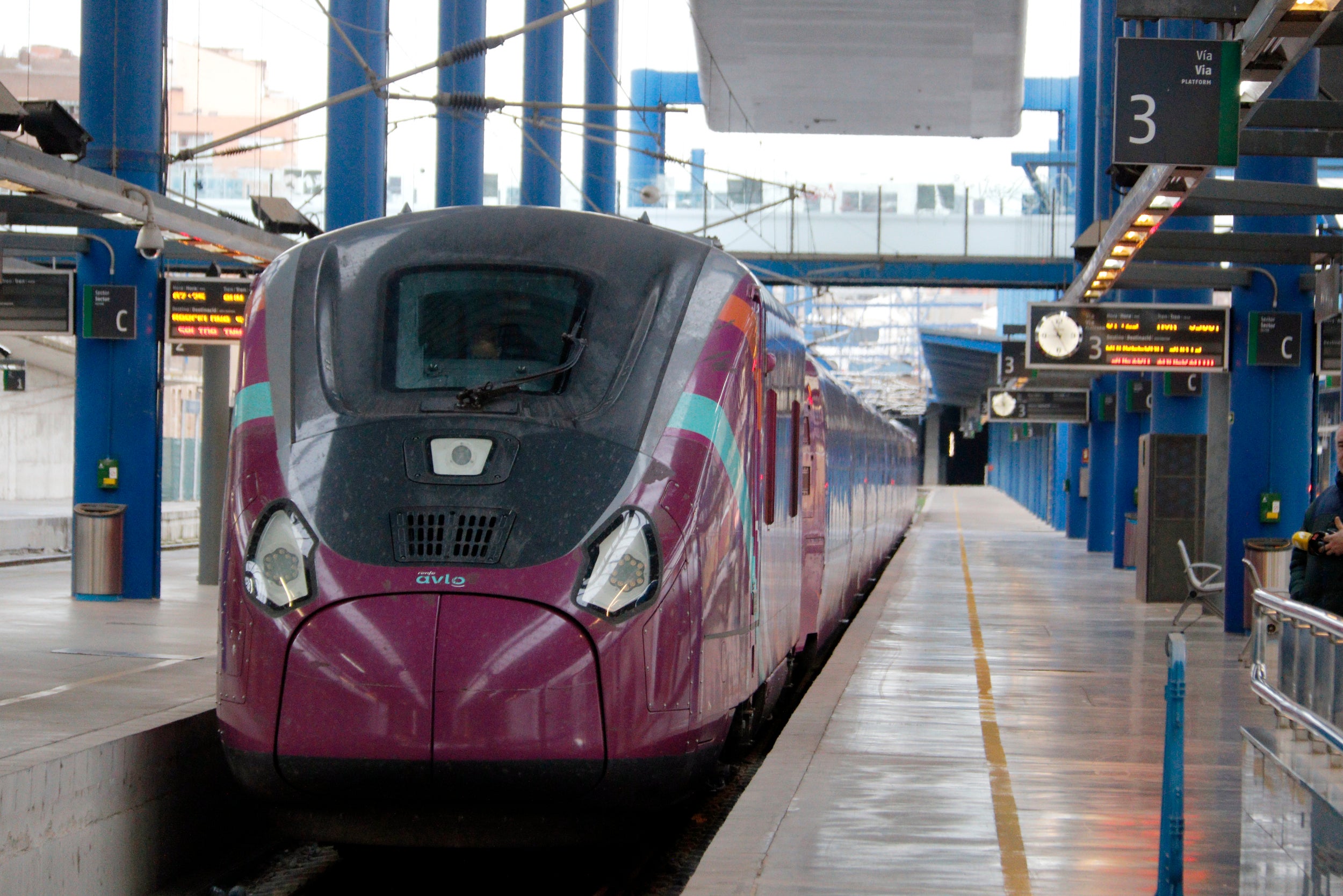 El tren que ha operat el servei gratu&iuml;t d'Avant entre Lleida i Barcelona &eacute;s un dels combois de la s&egrave;rie 106 que prestava el servei Avlo i que s'havia retirat de la circulaci&oacute; / ACN