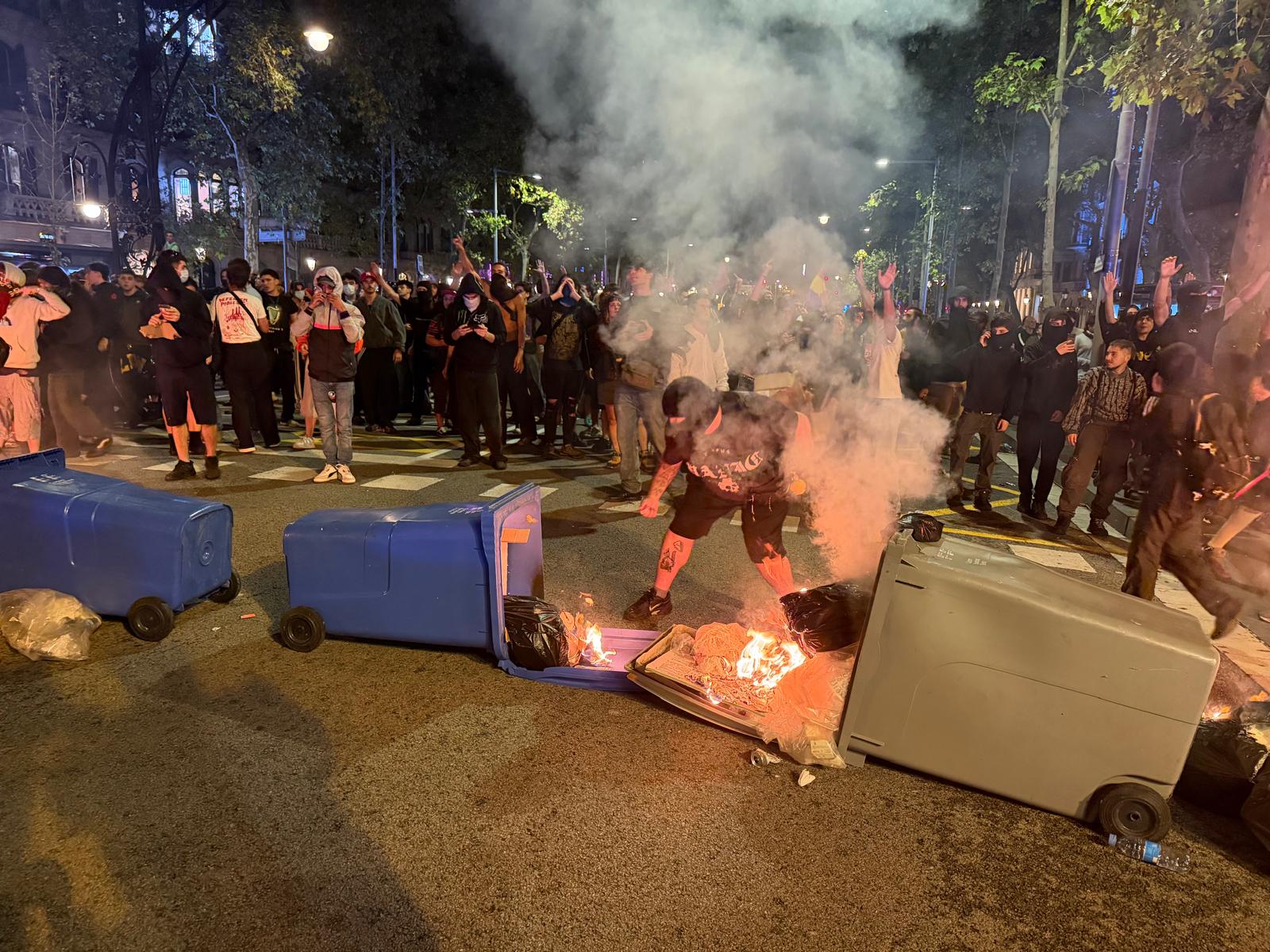 Una persona incendia un contenidor al final d'una manifestació per l'habitatge | ACN