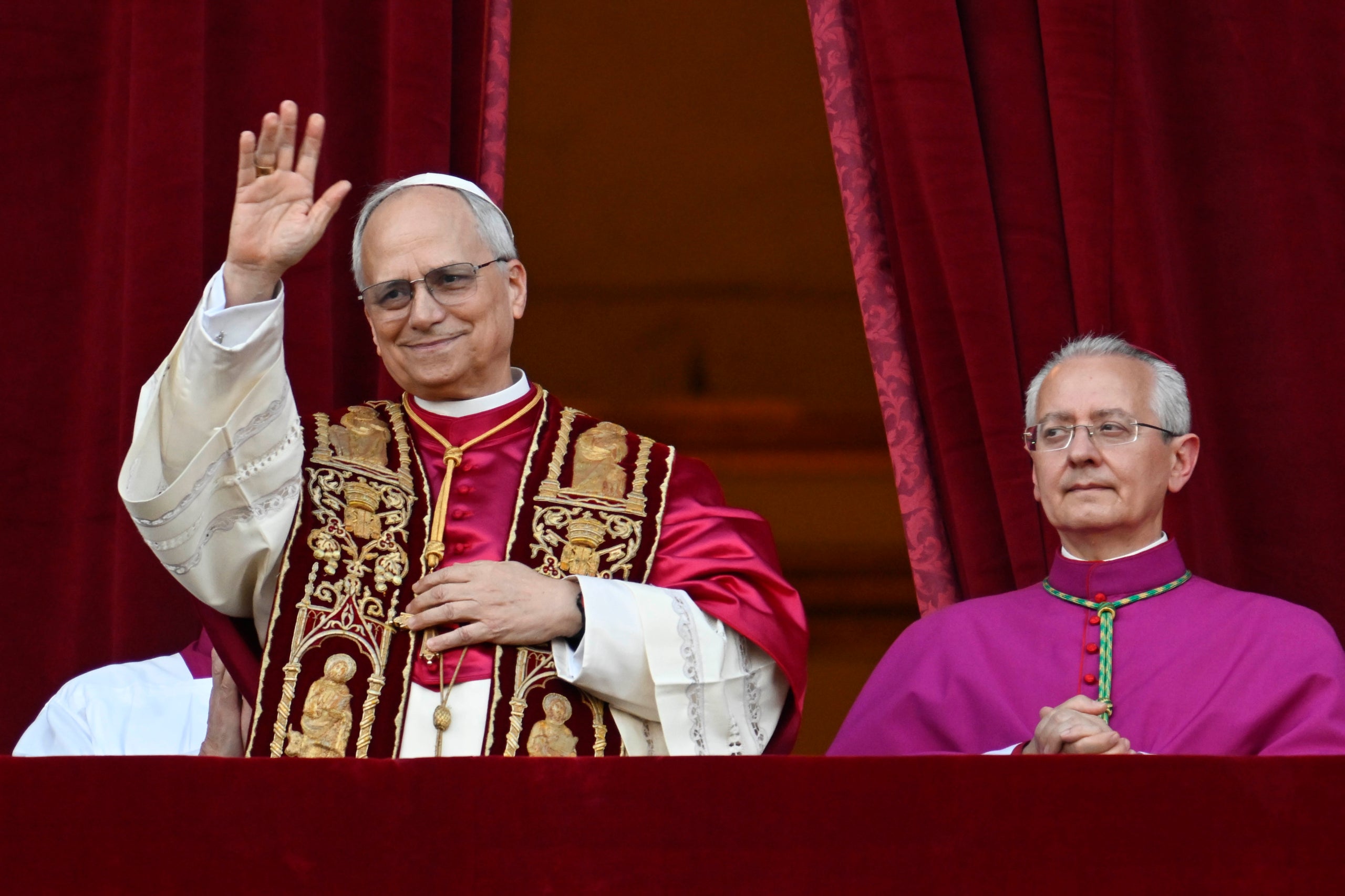 Salutació del papa Lleó XIV des del balcó de Sant Pere del Vaticà en la primera benedicció 'urbi et orbi' després d'haver estat nomenat pontífex  | Vatican Media