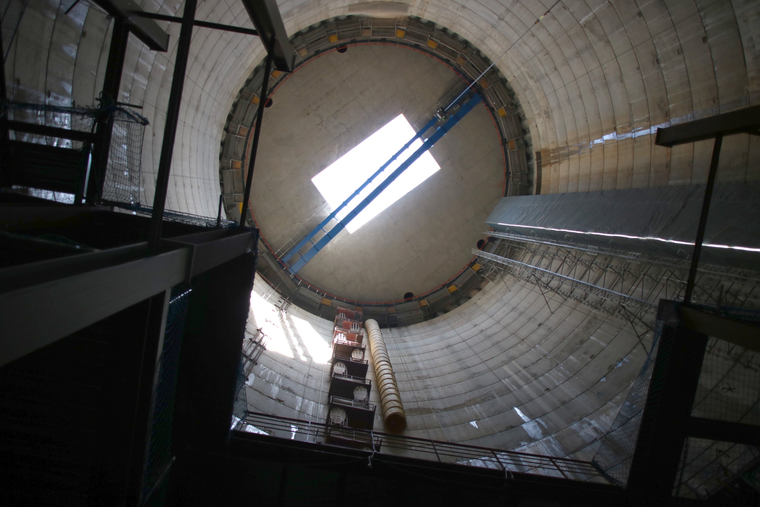 El pou excavat en la construcció de l'estació de Plaça de Maragall de l'L9 i l'L10, a 60 metres de profunditat  | Lluís Sibils (ACN)