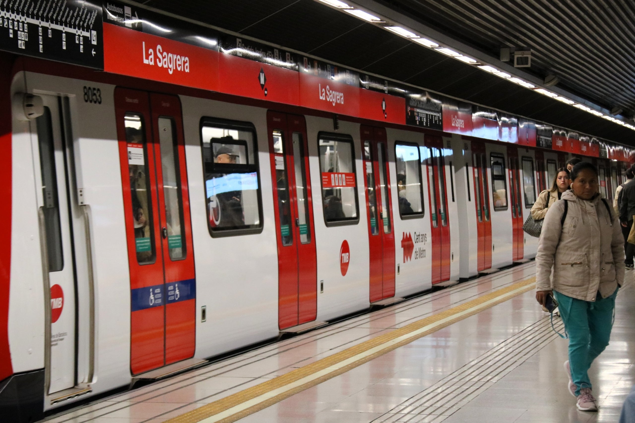 Un tren a l'andana de l'estació de la Sagrera de la línia 1 del metro de Barcelona | Andrea Salazar (ACN)