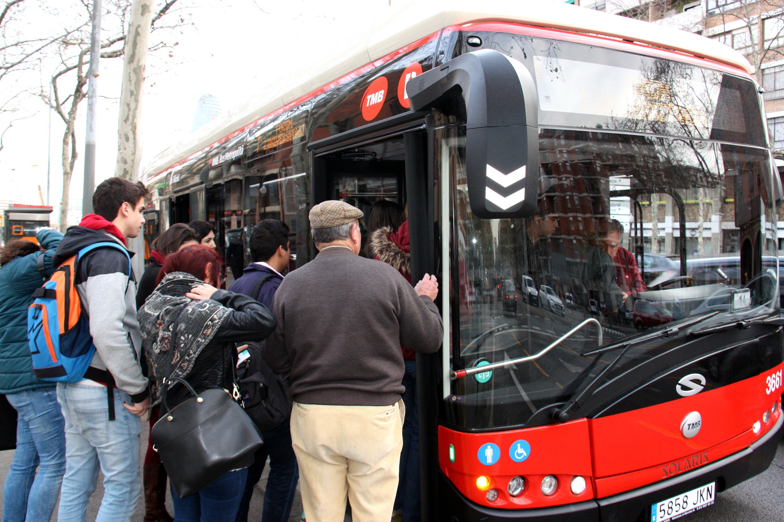 Pla general d'uns passatgers fent cua per entrar a un autobús de la línia 7 gairebé ple, a una parada de Gran Via de les Corts Catalanes a l'alçada de Monumental el 22 de febrer del 2016 / ACN