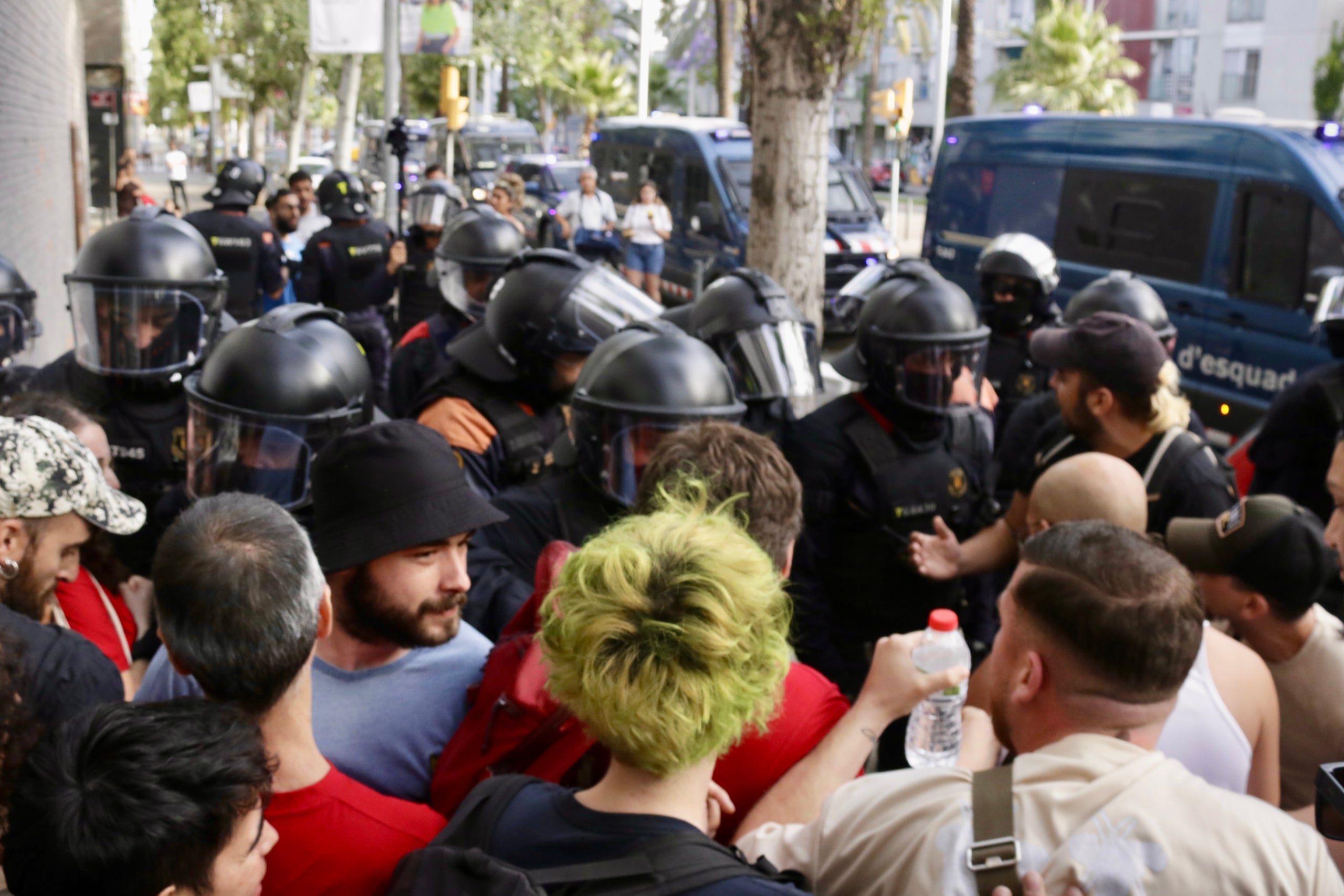 Desplegament policial i concentració de veïns. | Jordi Pujolar (ACN)