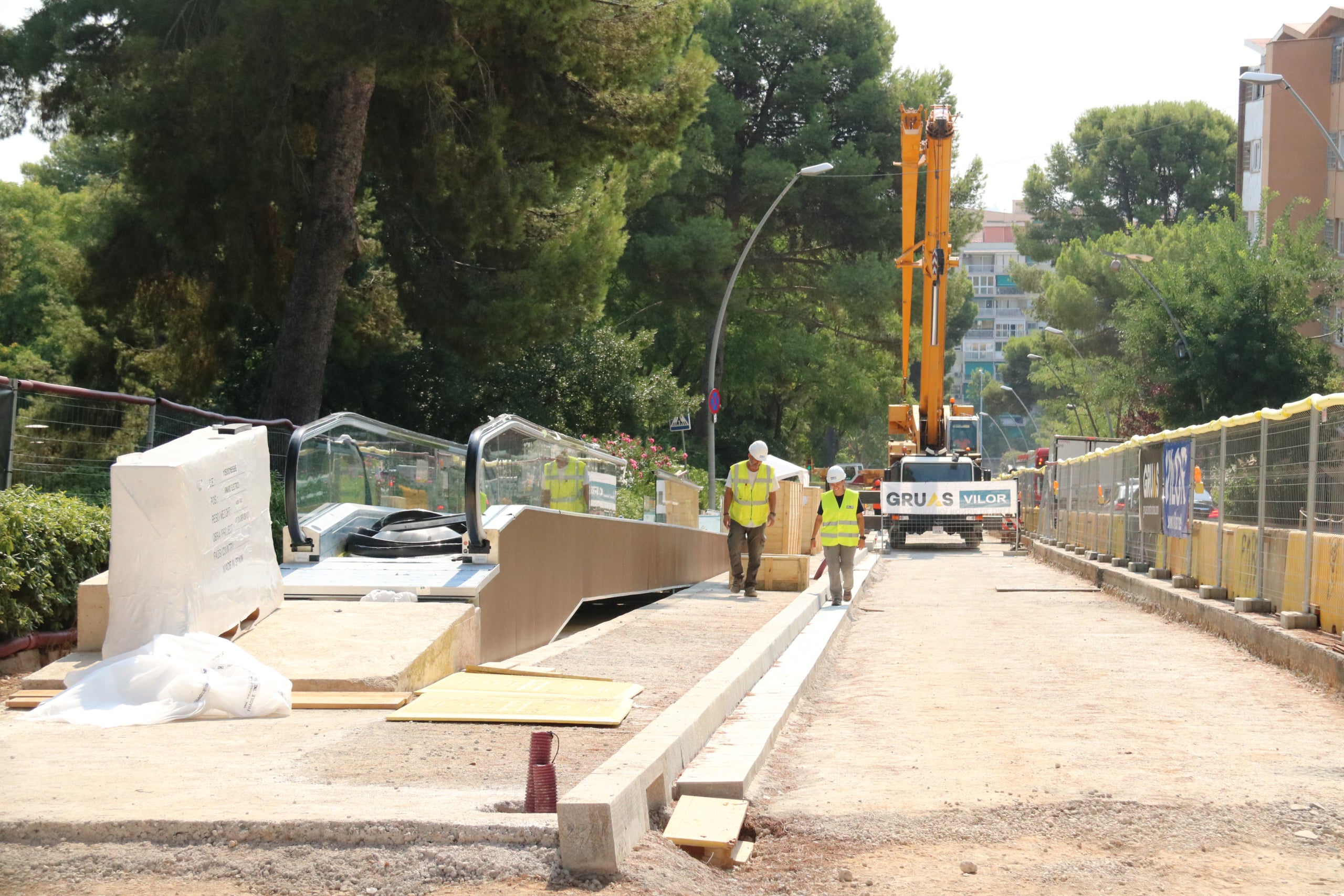 Operaris a les obres de les rampes mecàniques al carrer Poesia / ACN