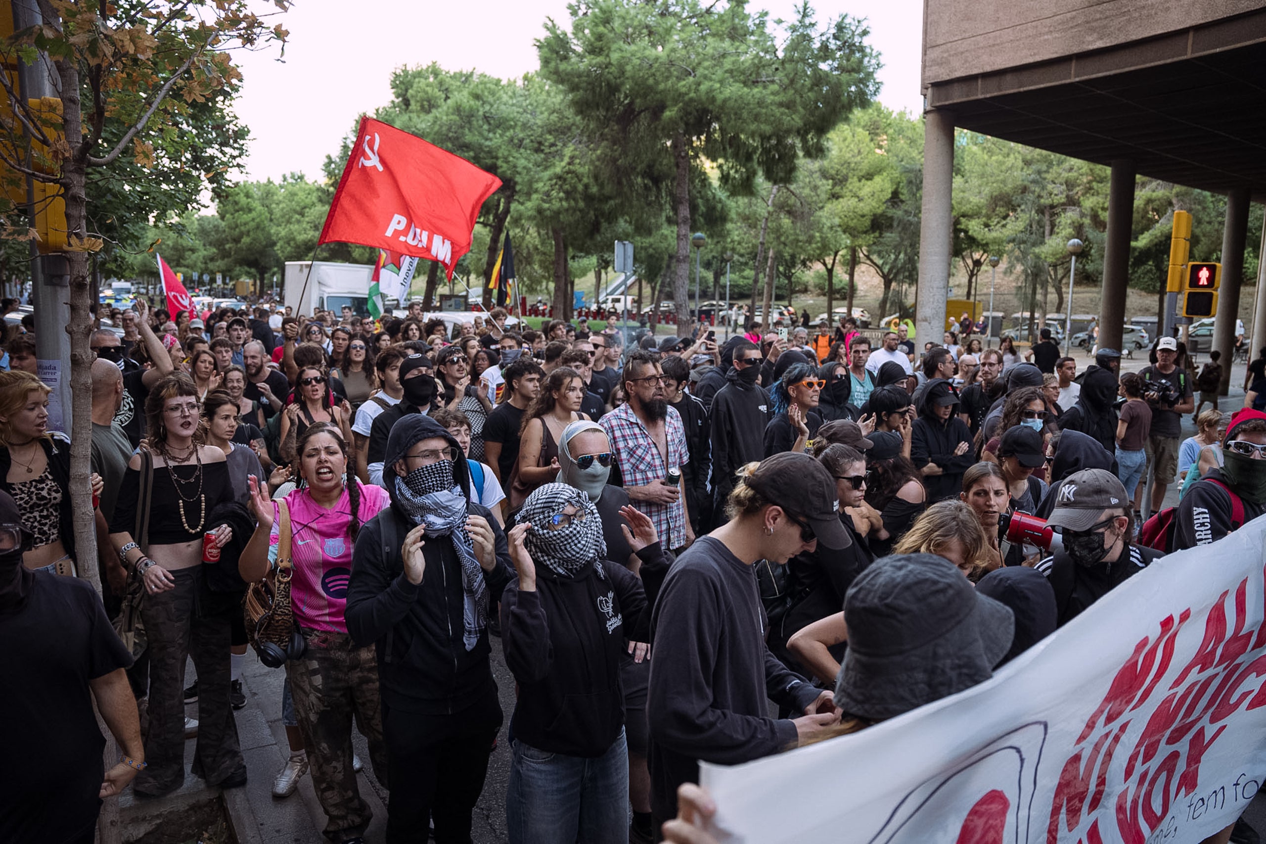 Manifestació antifeixista en protesta per un acte de Vox al barri de la Marina de Barcelona / ACN