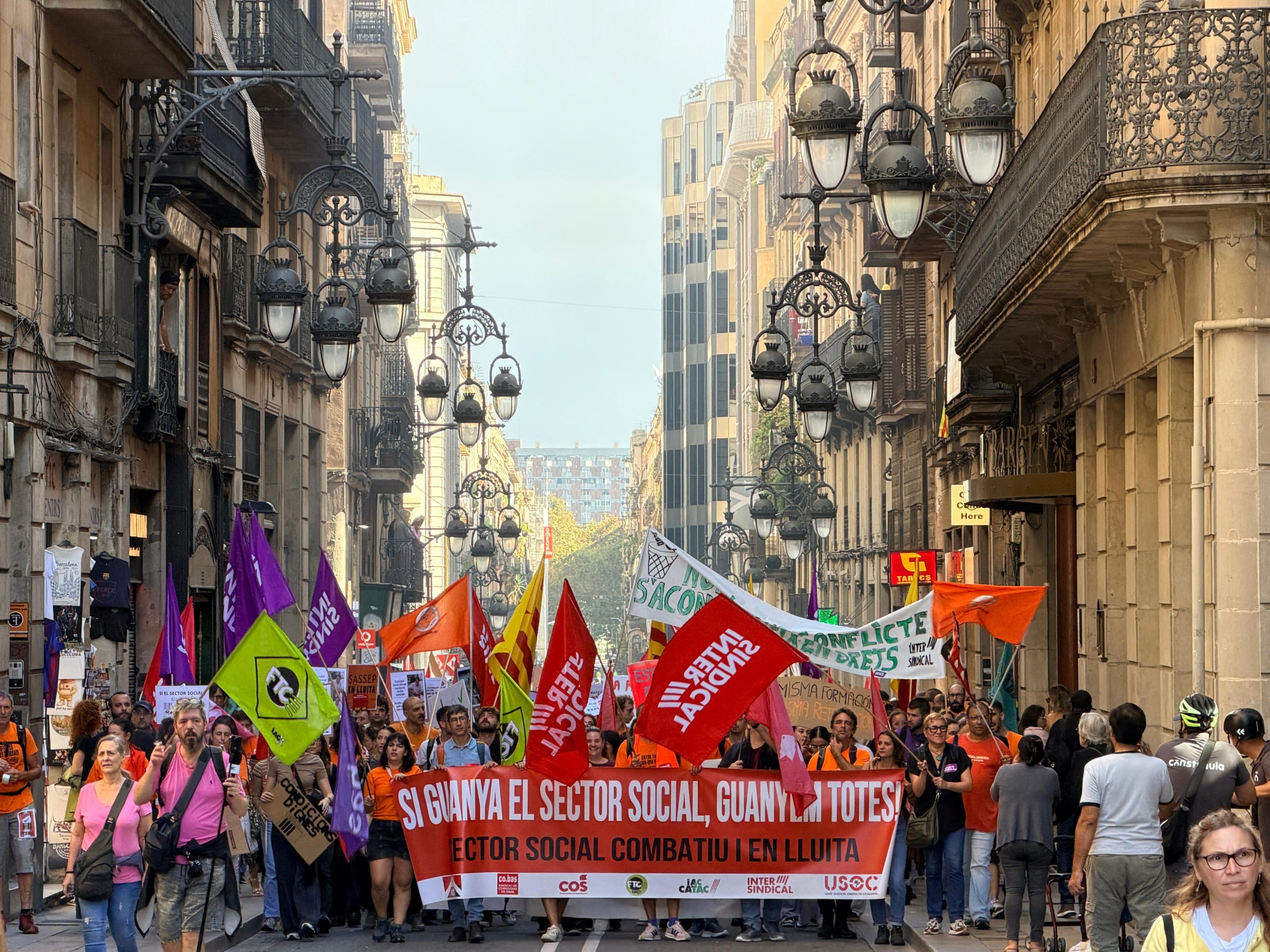 Capçalera de la manifestació de serveis socials | Pol Solà (ACN)