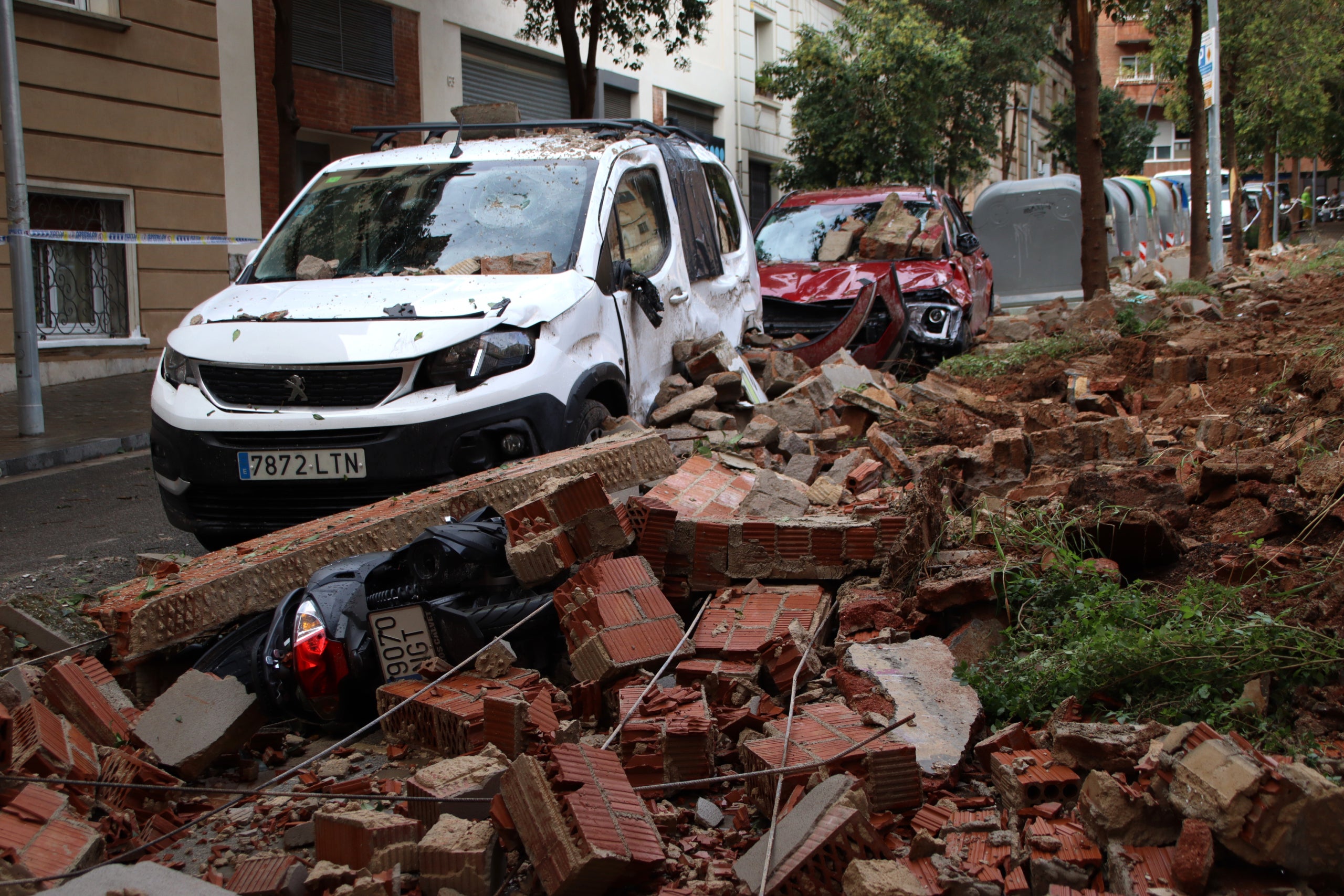 L'esllavissada que ha fet cedir un mur al carrer de la Ciutat de Balaguer, al barri de Sant Gervasi - la Bonanova / Blanca Blay (ACN)