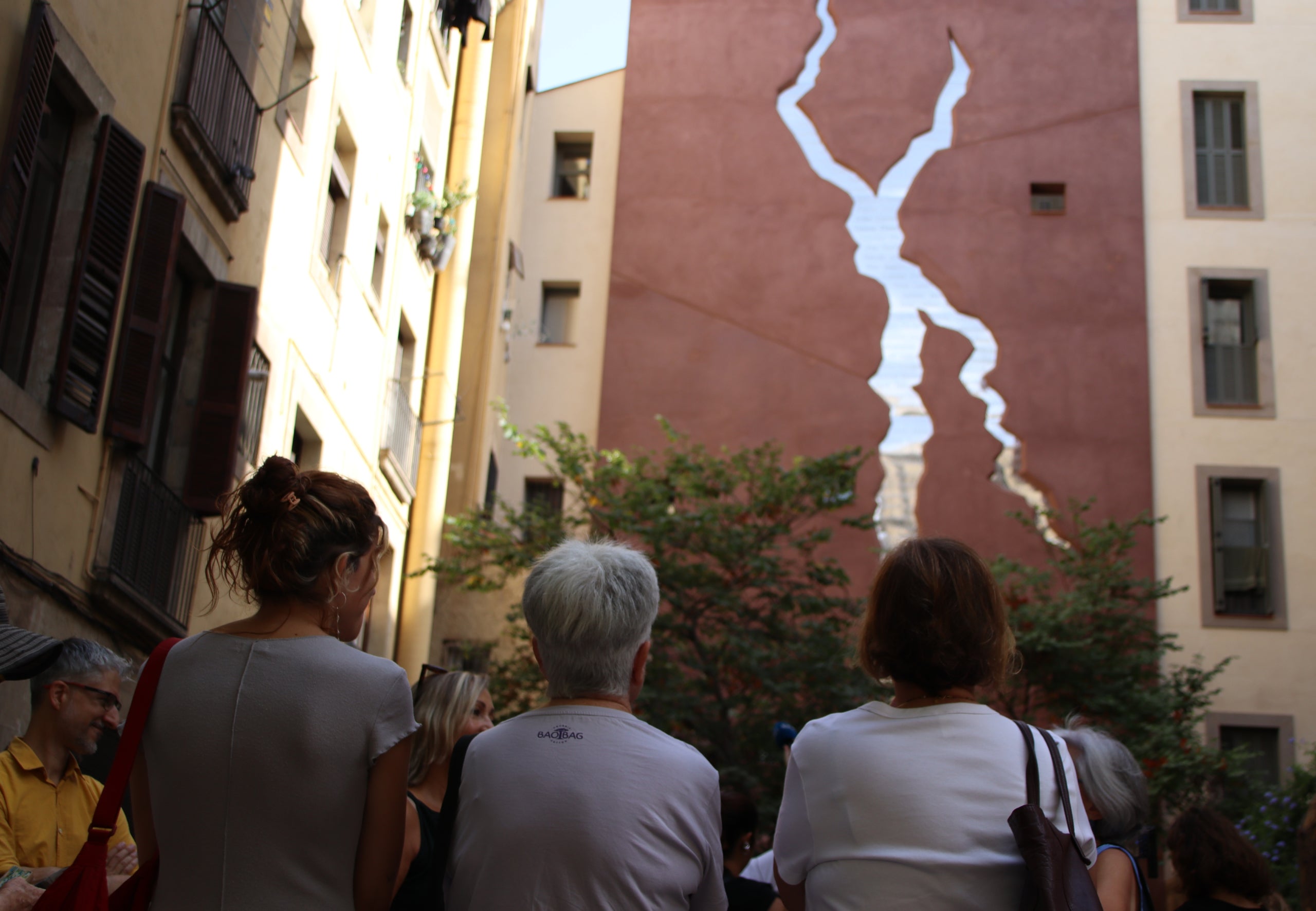 El projecte artístic 'L'escletxa', un homenatge a les víctimes de feminicidi, al barri del Born / ACN