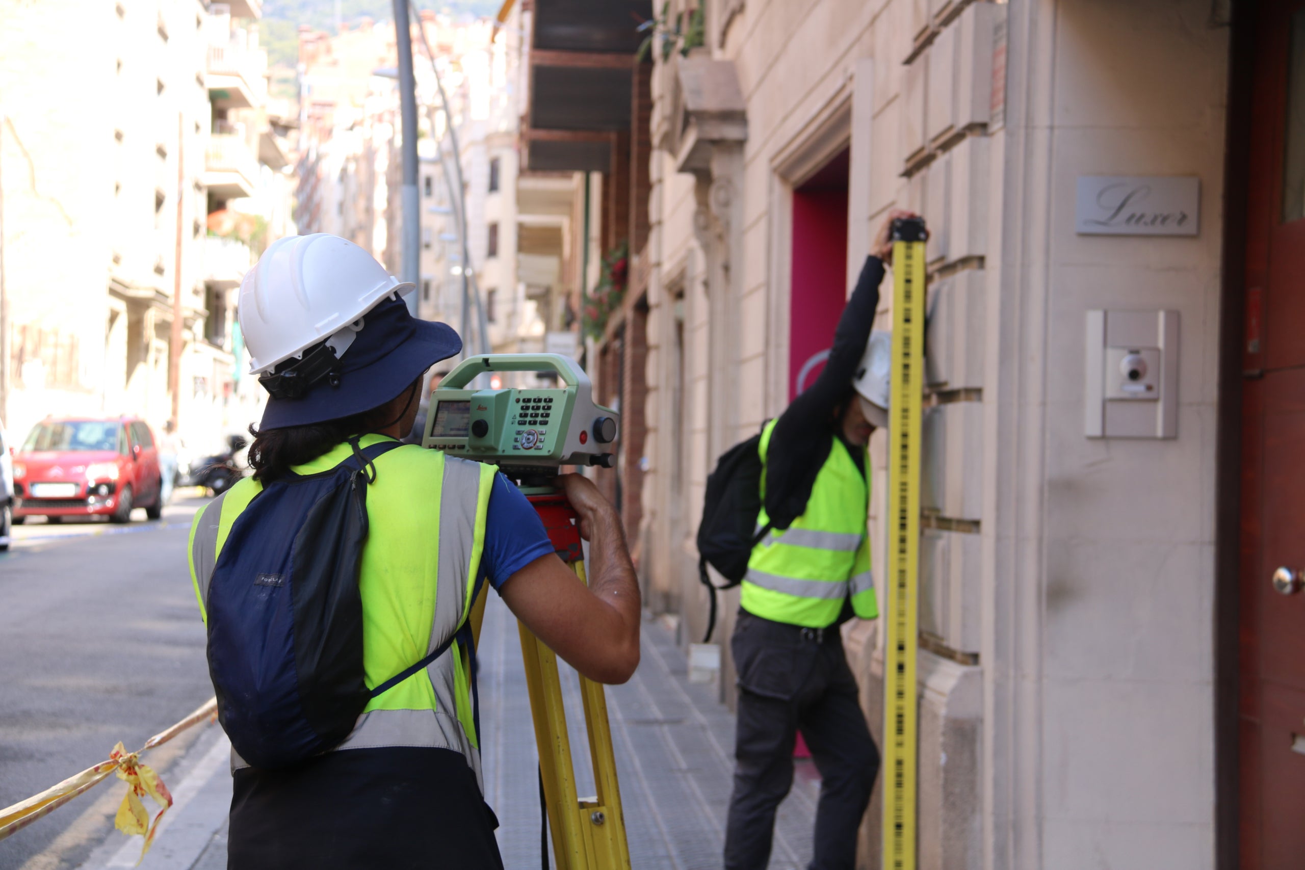 Tècnics mesuren l'estat dels edificis a la zona de l'esvoranc de l'L9 / ACN
