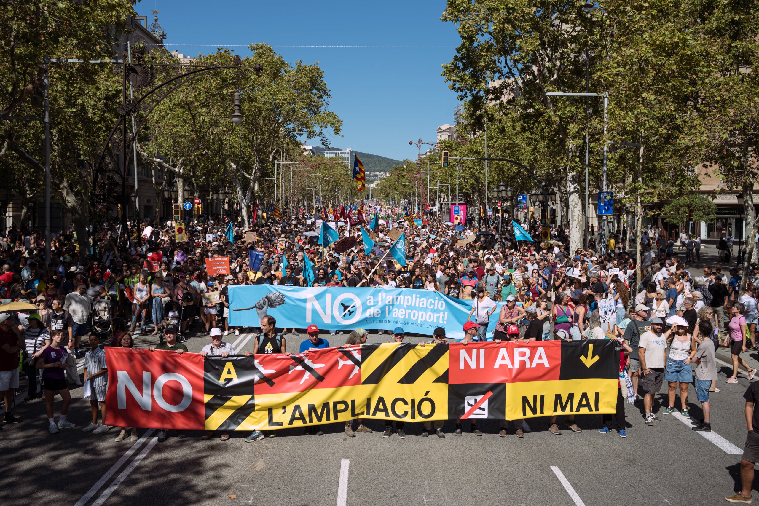 Imatge de la manifestació contra l'ampliació de l'aeroport al centre de Barcelona / ACN