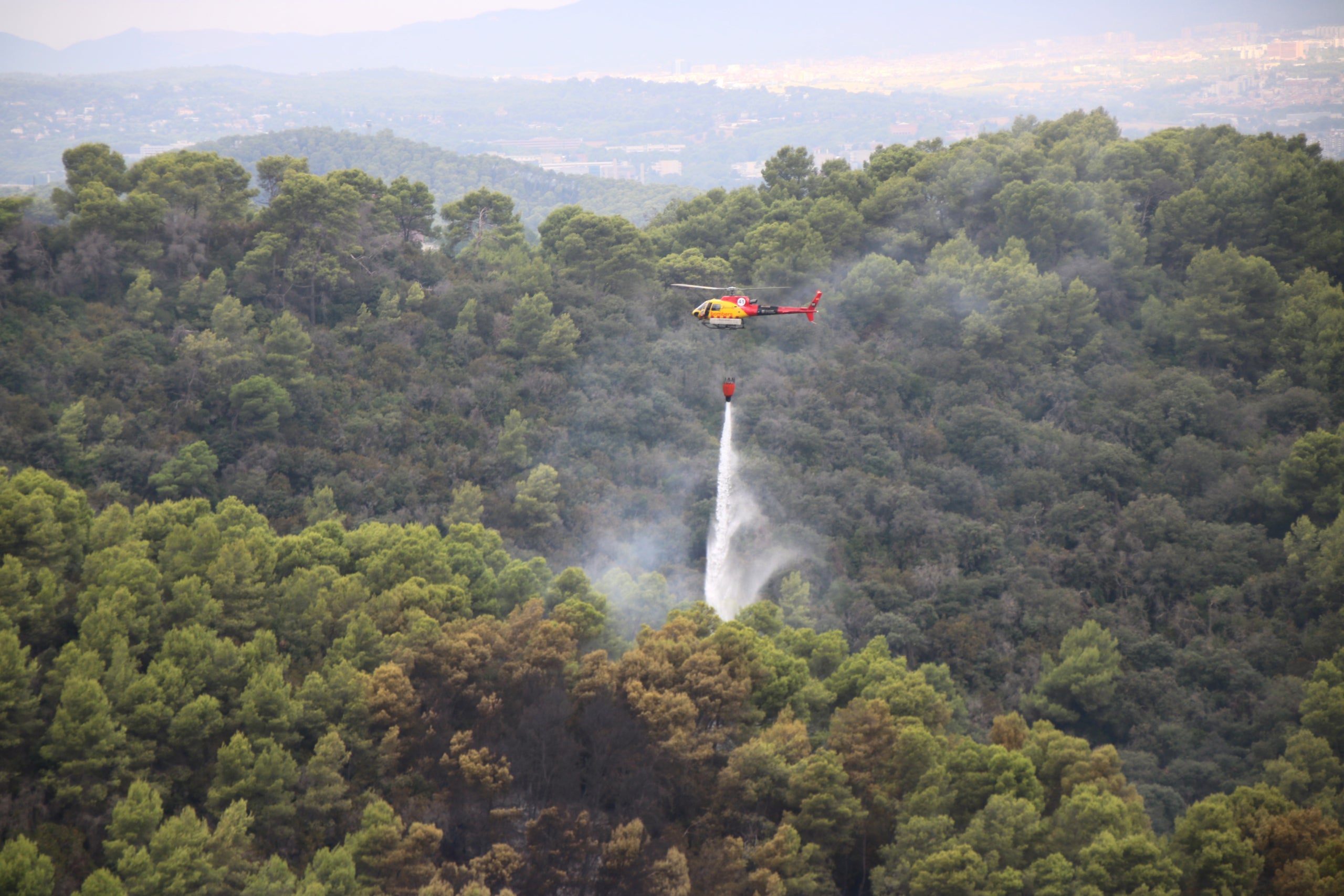 L'helicòpter dels Bombers remullant la zona afectada per les flames  | Albert Hernàndez Ventós (ACN)
