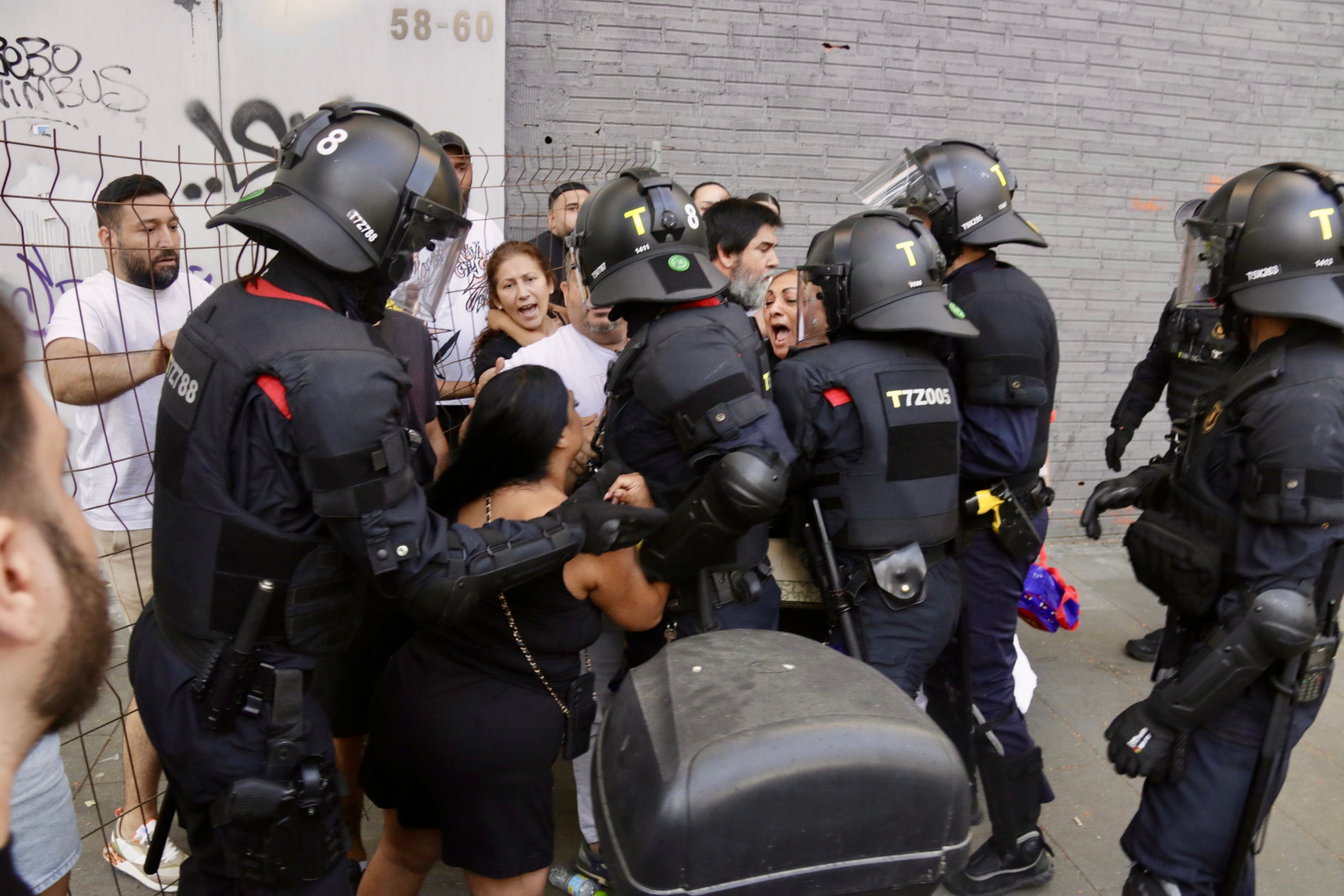 Efectius dels Mossos intervenint en el desallotjament dels Blocs de la Rambla. | Jordi Pujolar (ACN)